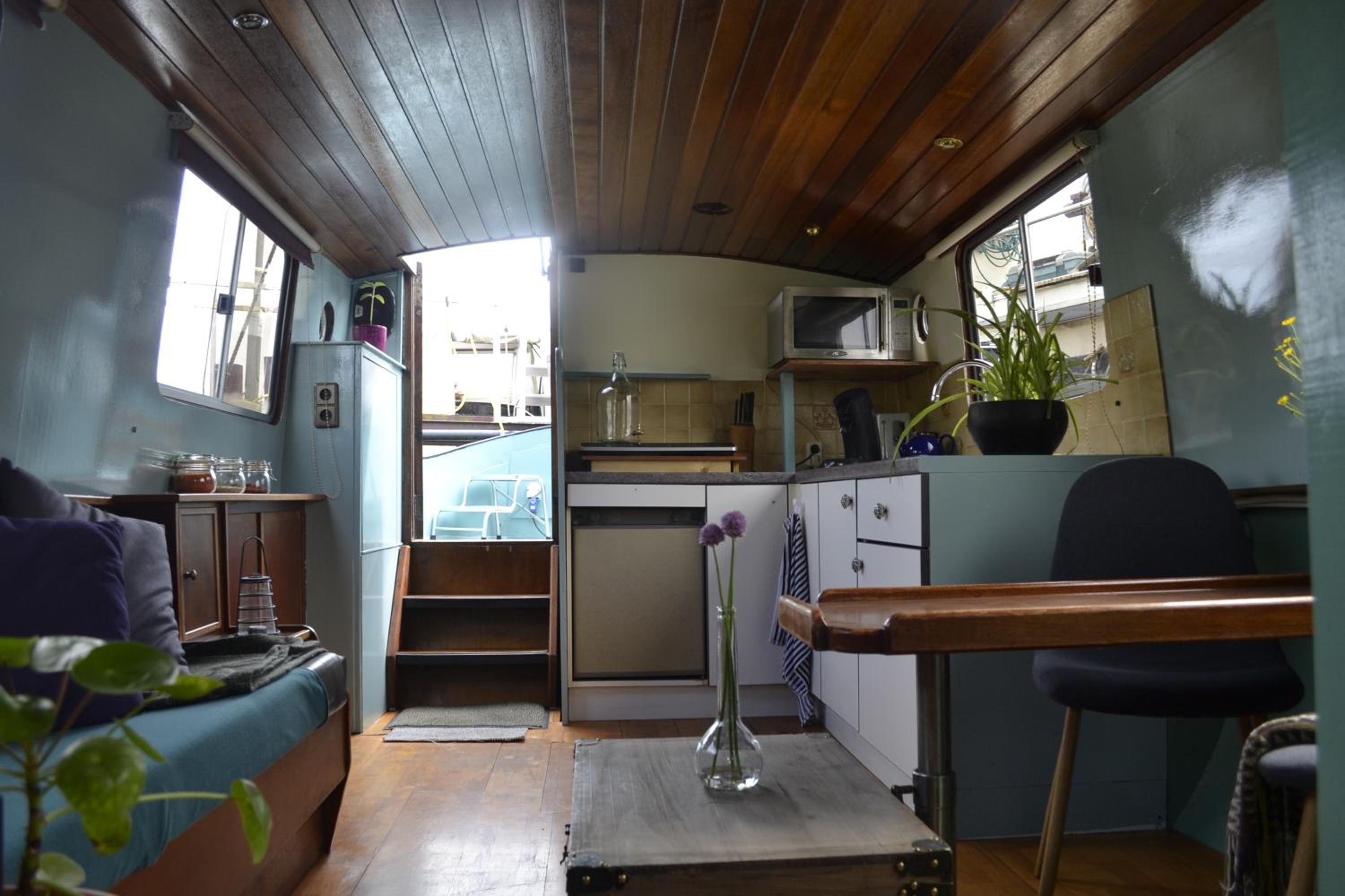 Boat with shower and separate toilet photo 2