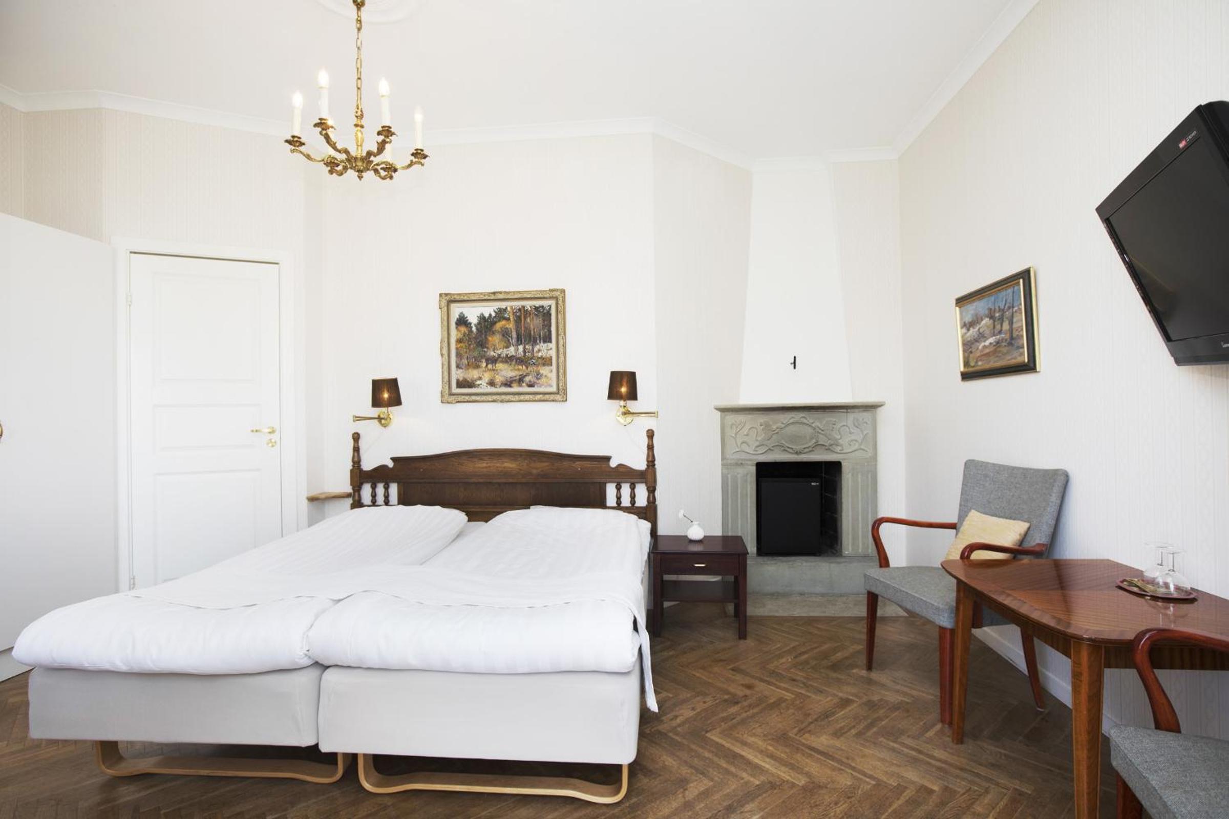 Double or Twin Room with Balcony - Photo 2