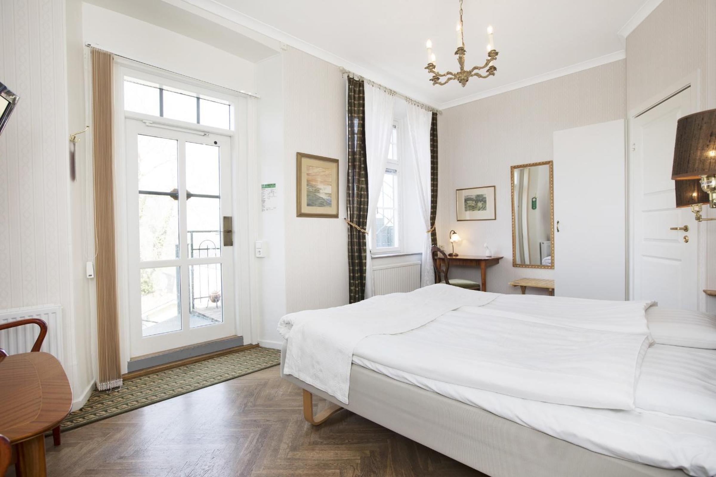 Double or Twin Room with Balcony - Photo 9