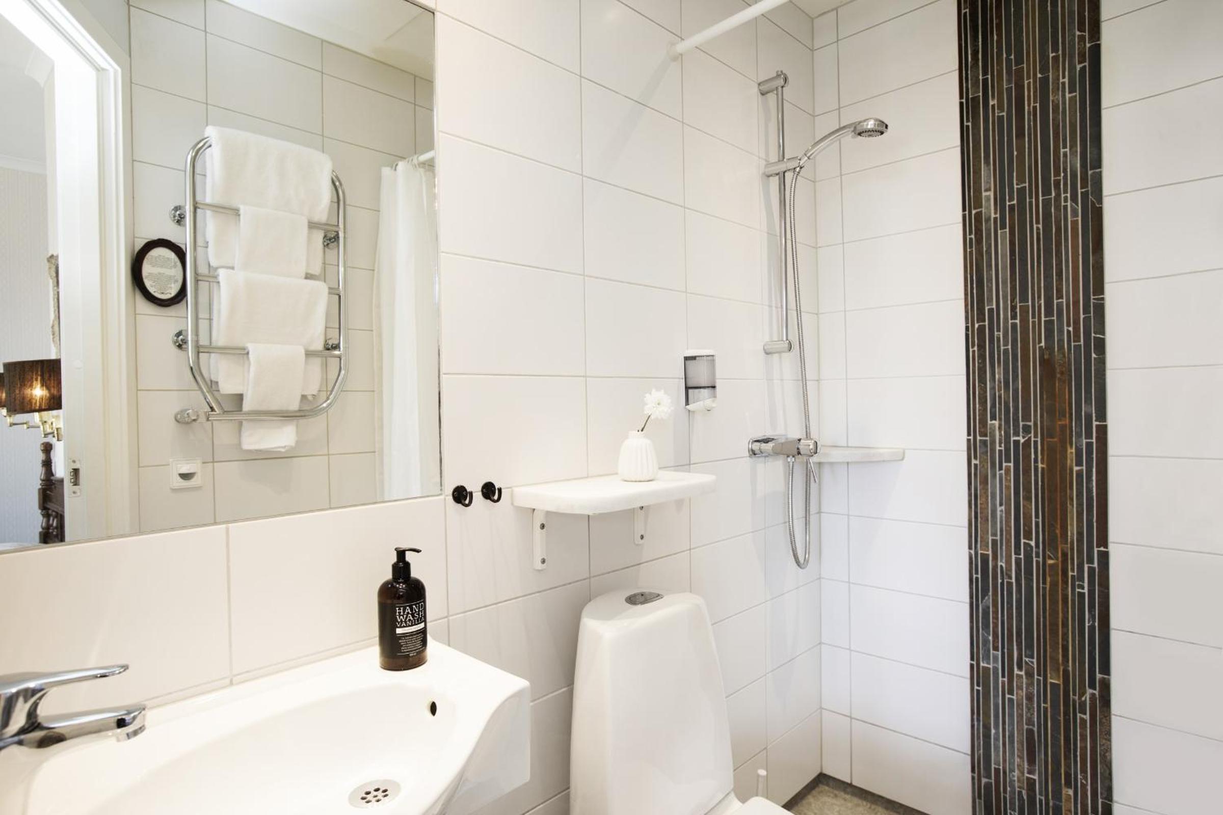 Double or Twin Room with Balcony - Photo 6