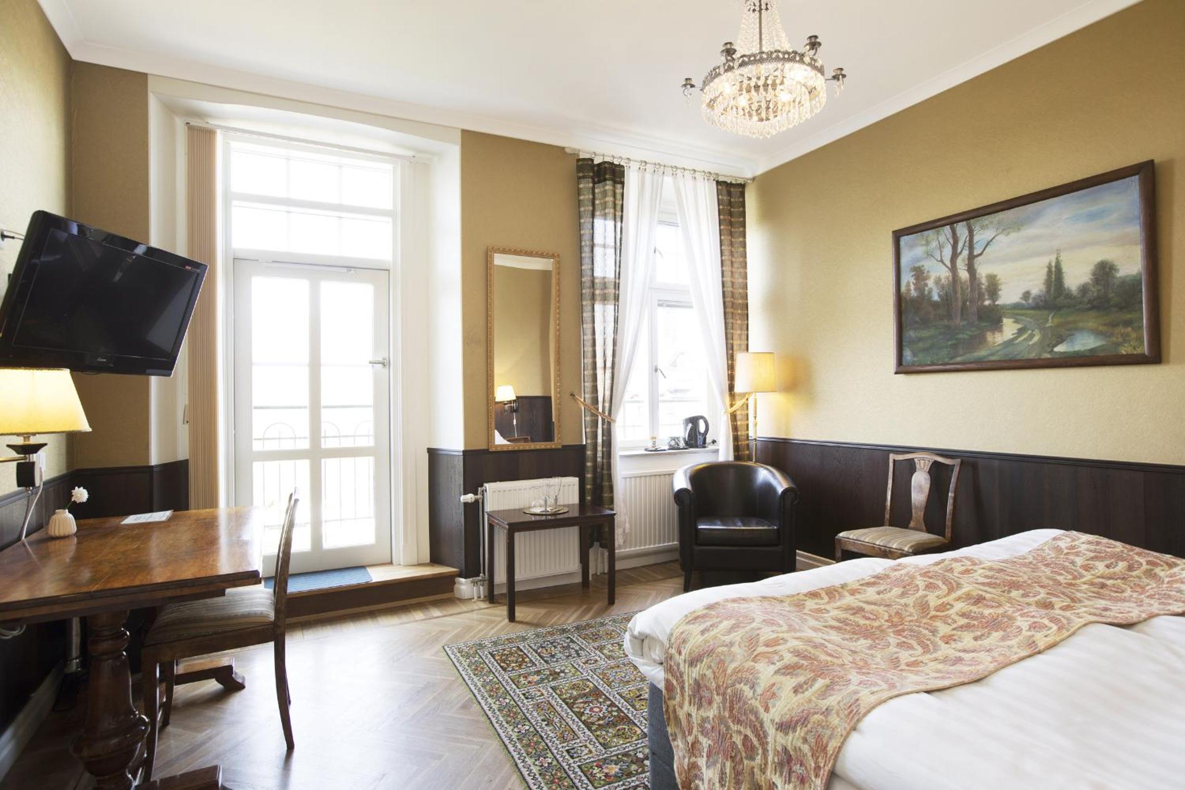 Double or Twin Room with Balcony - Photo 17