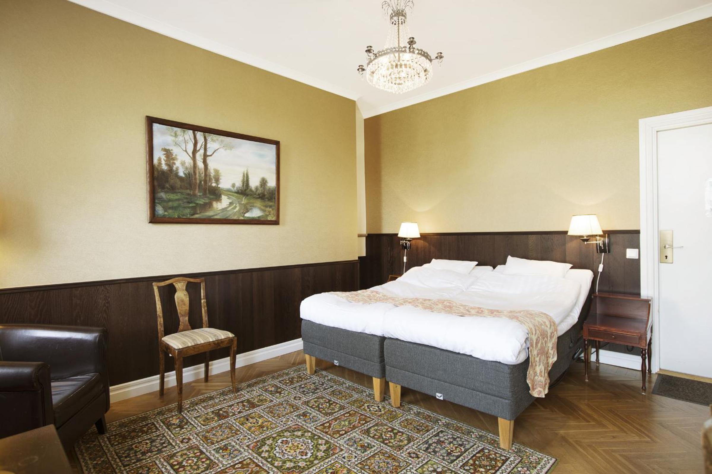 Double or Twin Room with Balcony - Photo 18