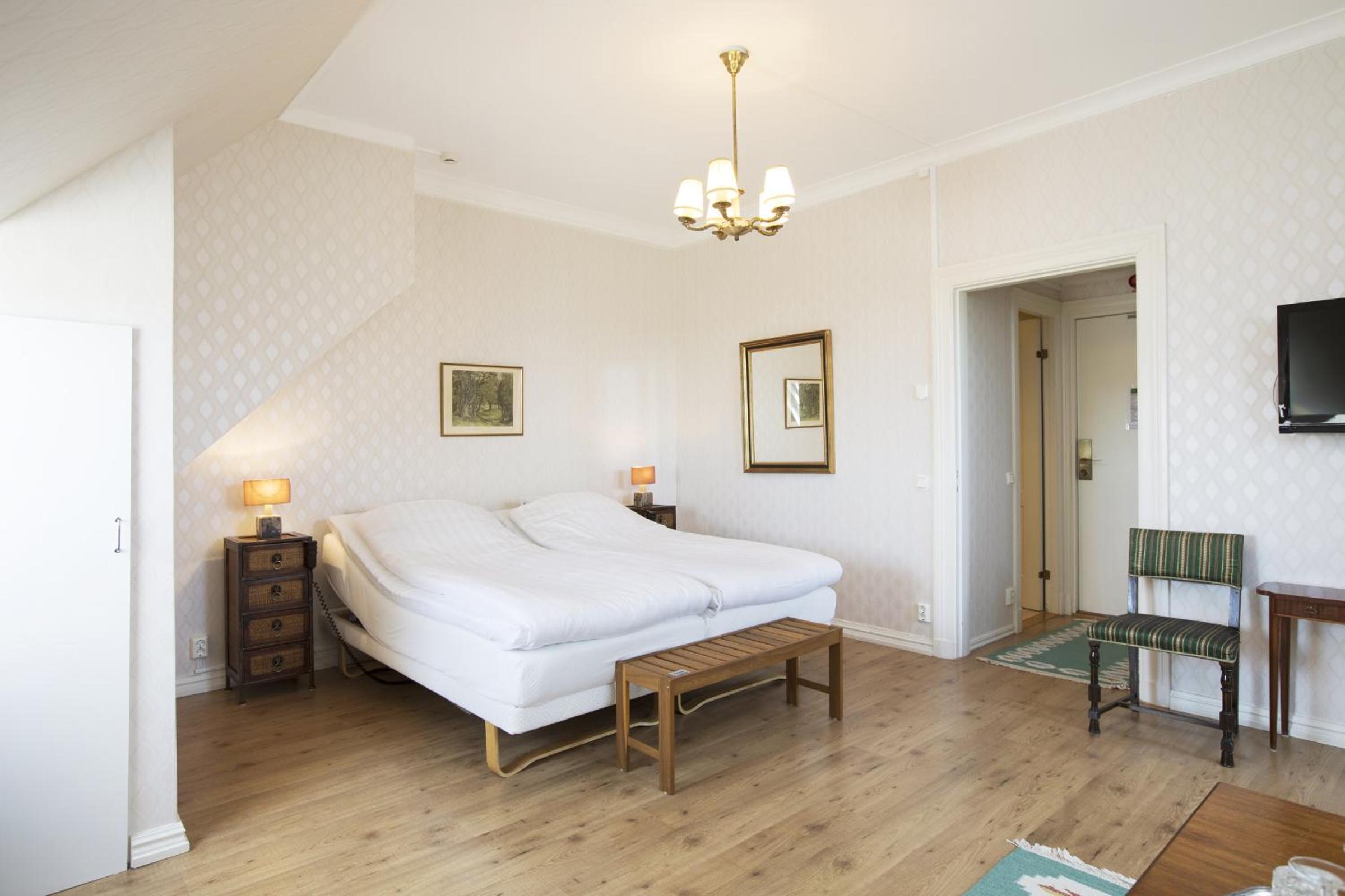 Double or Twin Room with Balcony - Photo 11