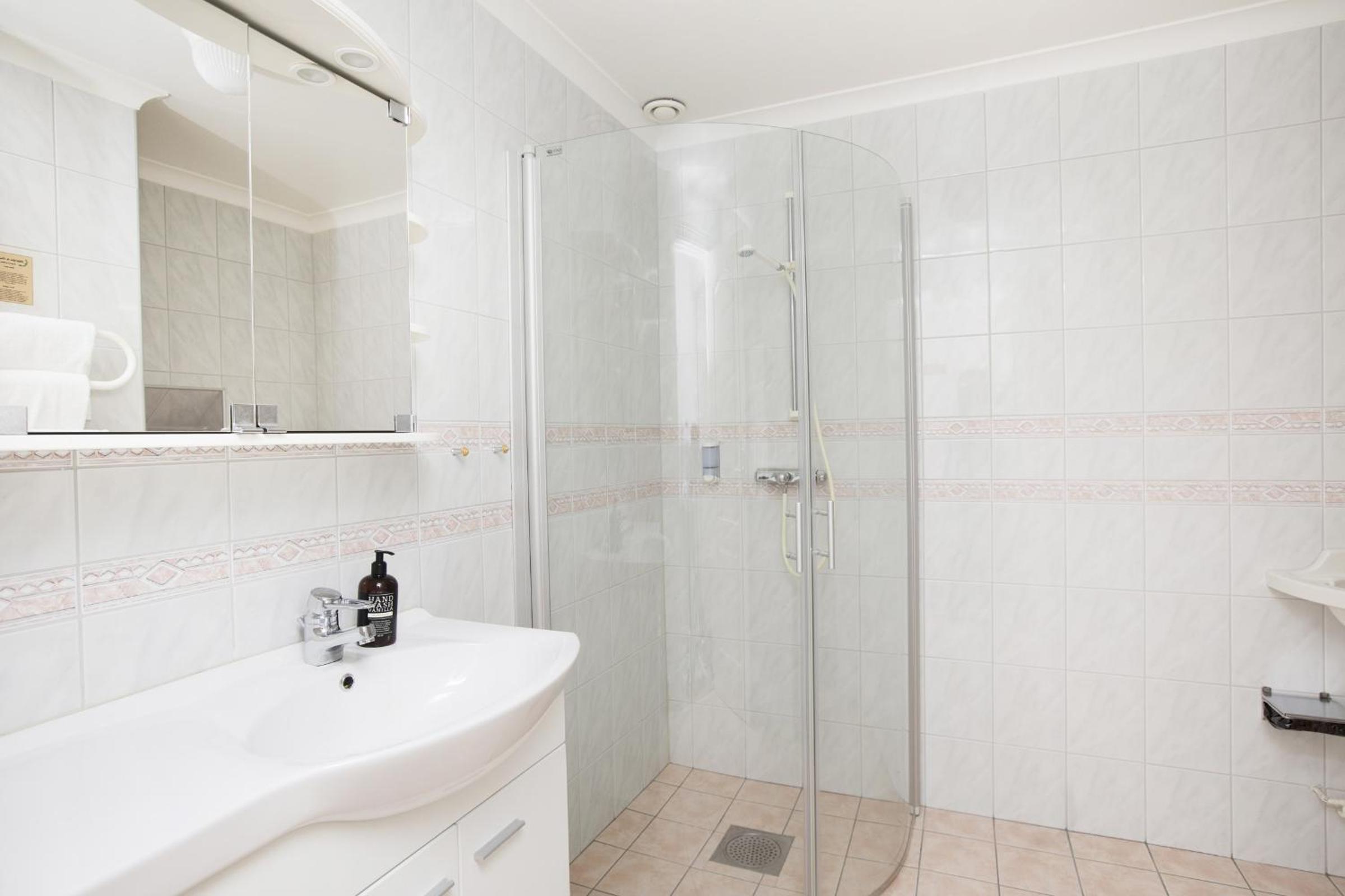 Double or Twin Room with Balcony - Photo 12