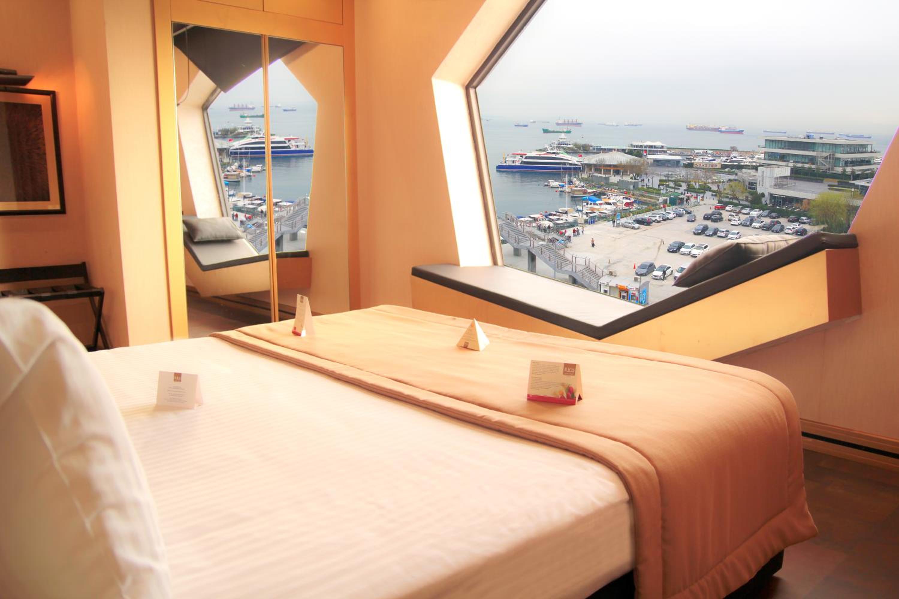 Sea View Premium Suite with Spa Bath photo 1