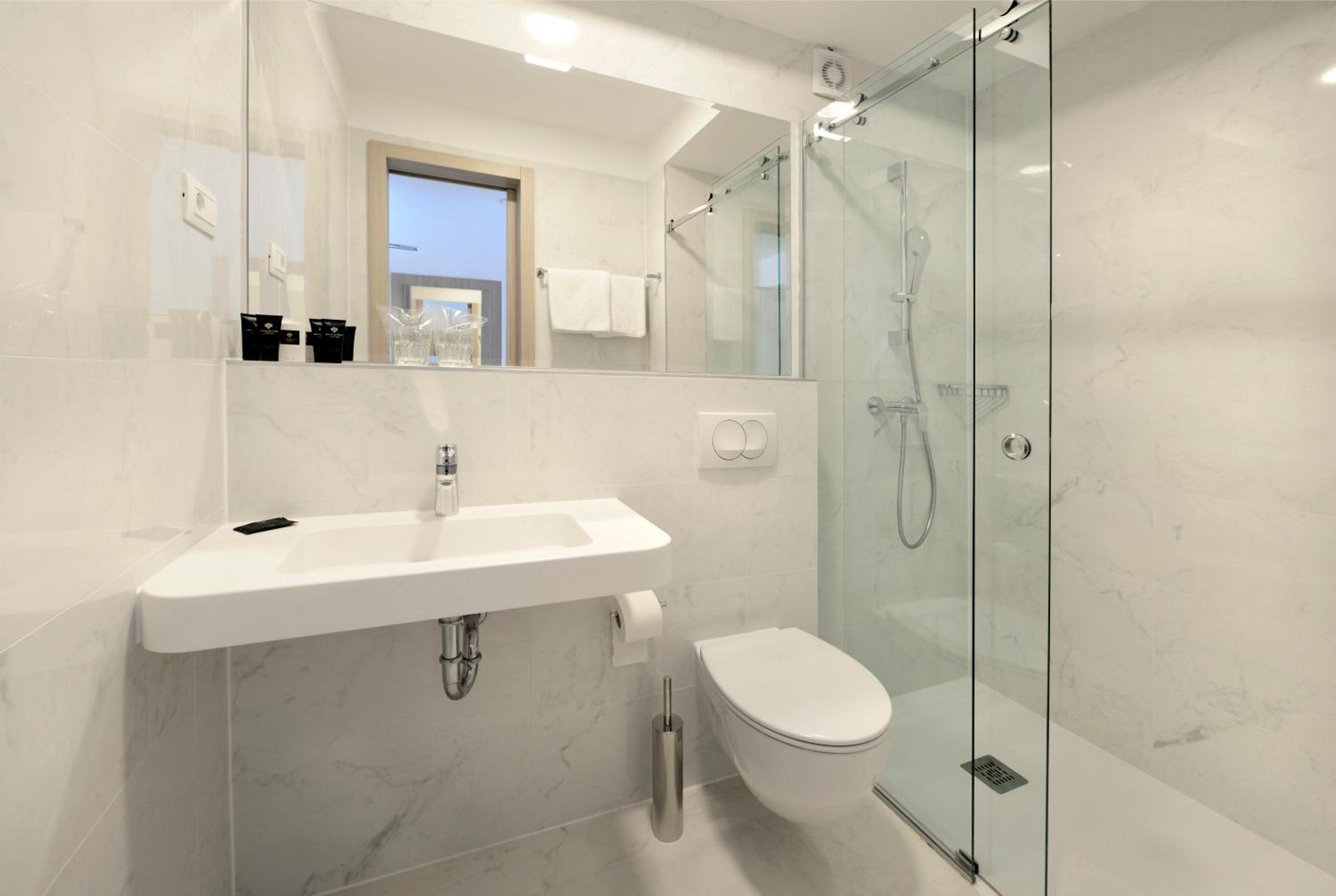 Double Room with Sea View - Photo 3