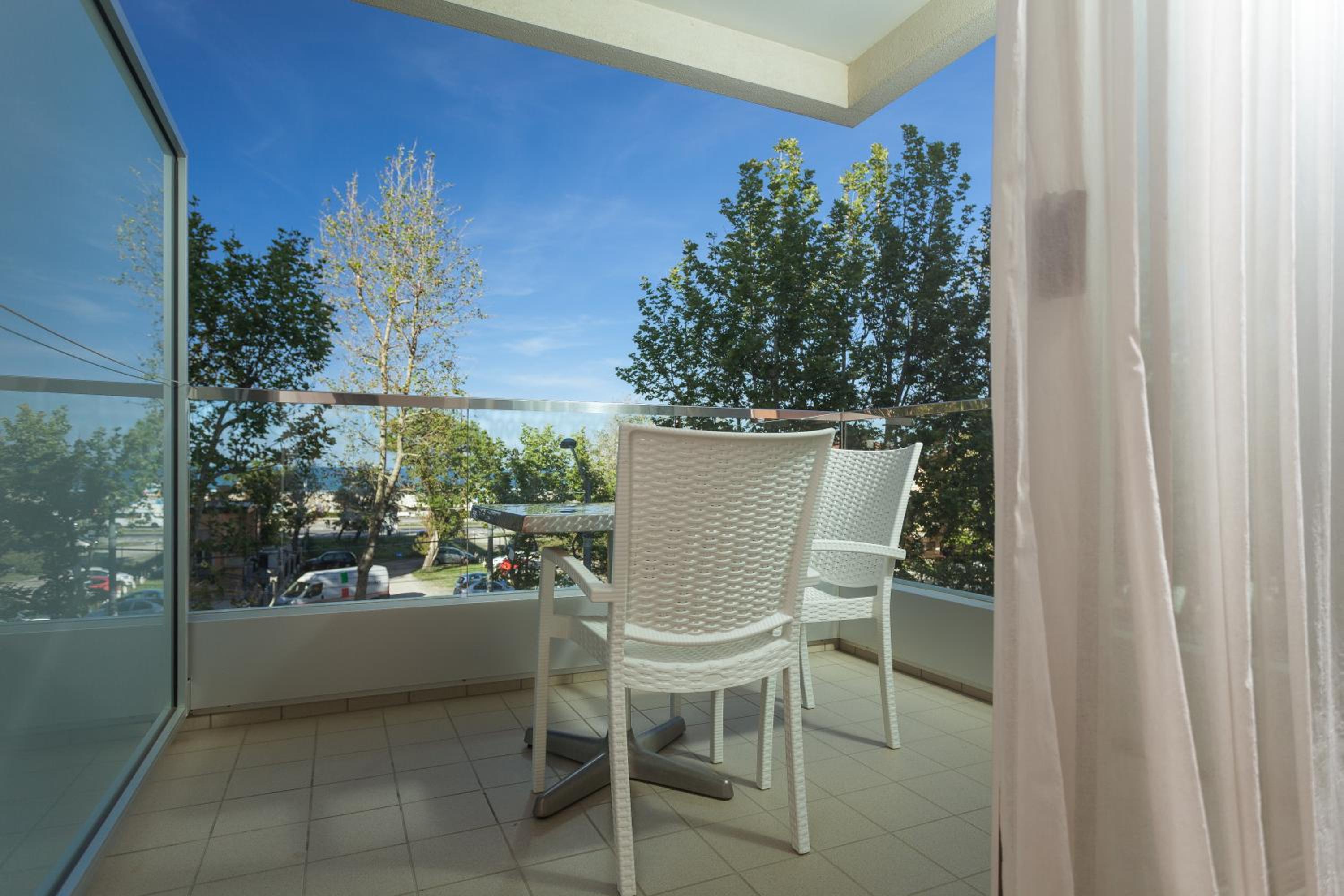 Junior Suite with Balcony - Photo 3