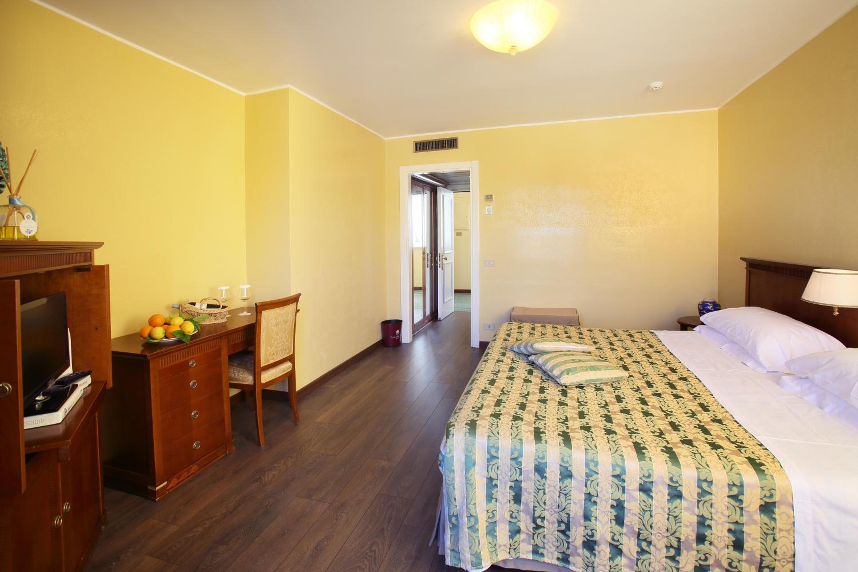 Double or Twin Room without View photo 3