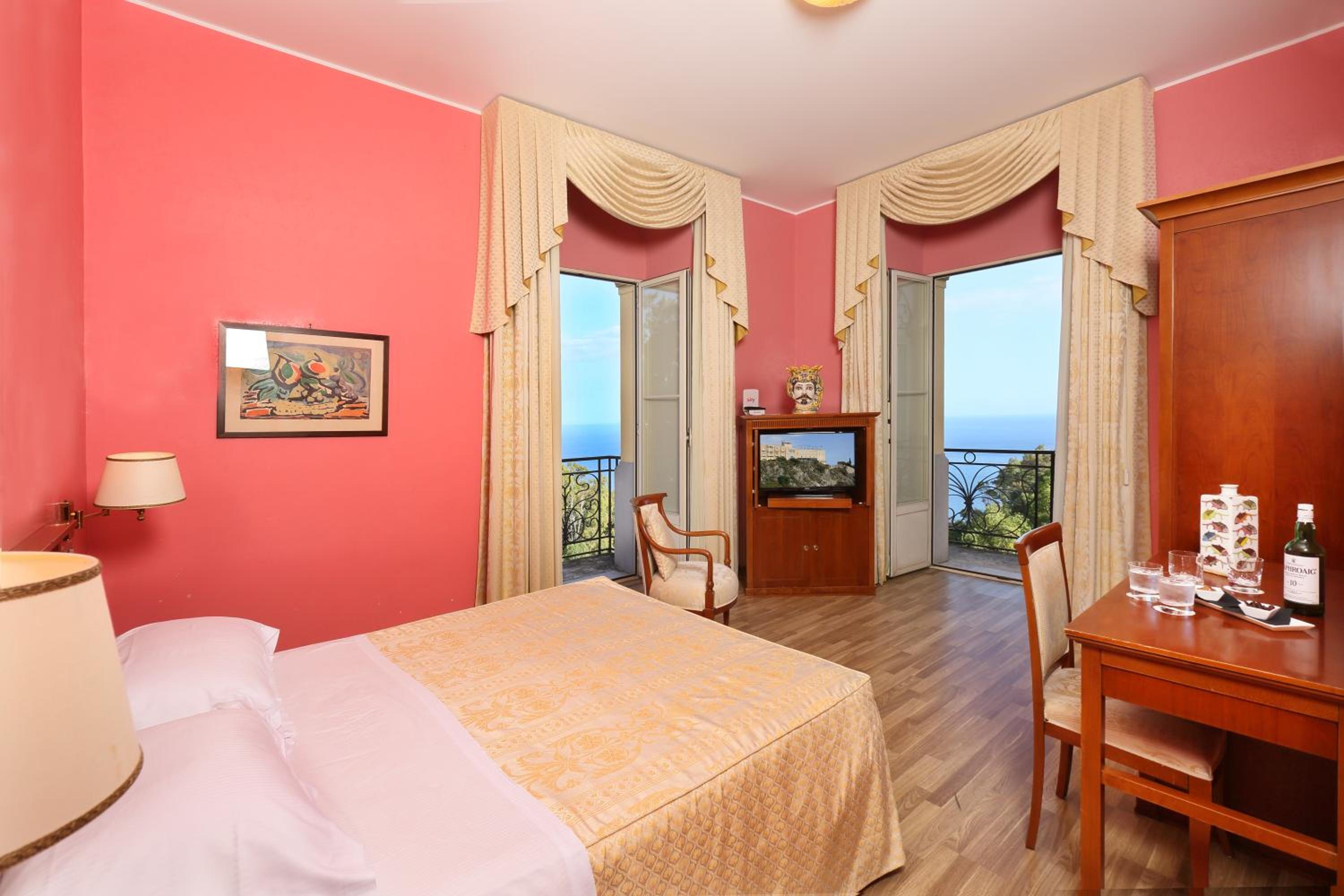 Double or Twin Room with Sea View photo 3