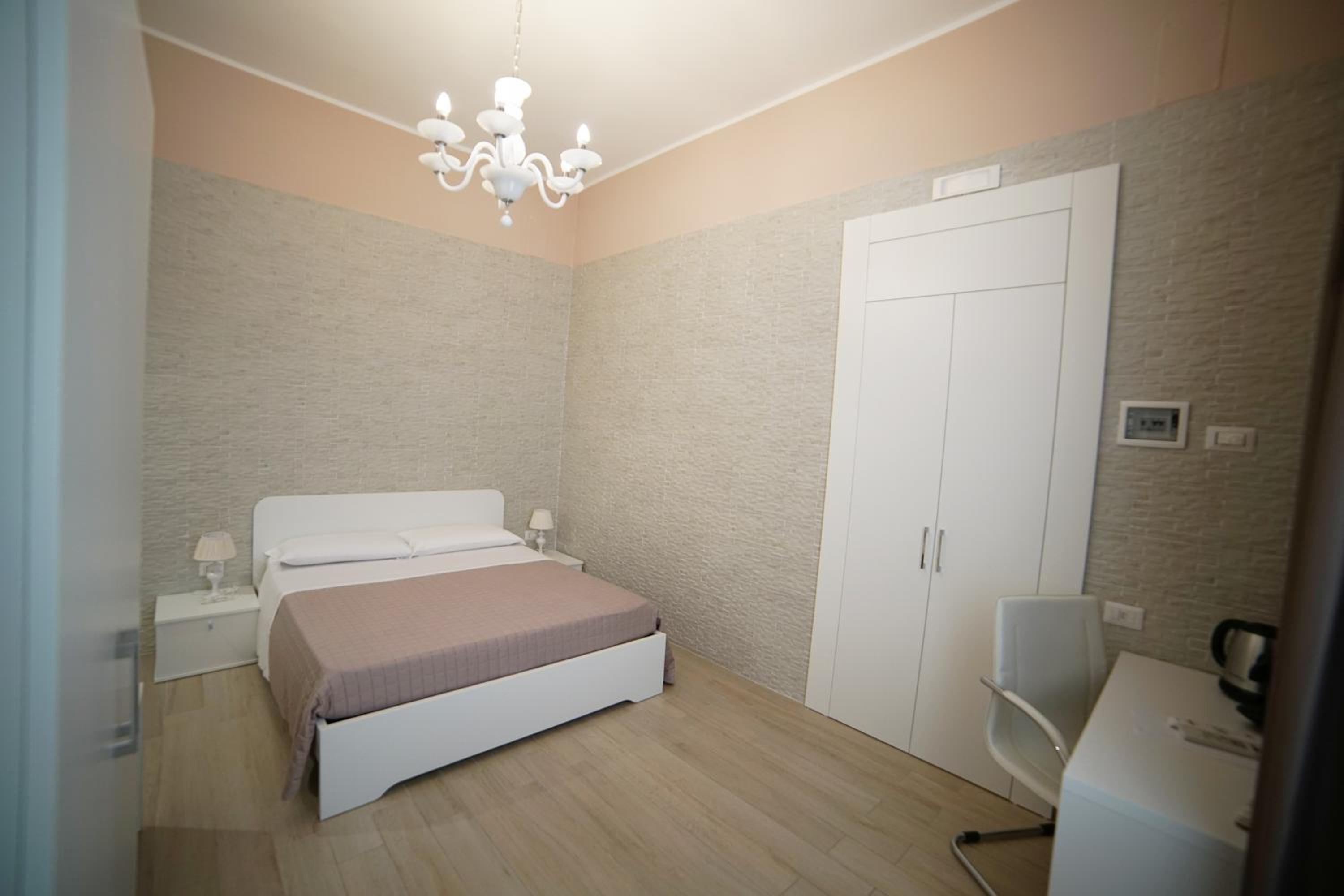 Deluxe Room - Photo 9