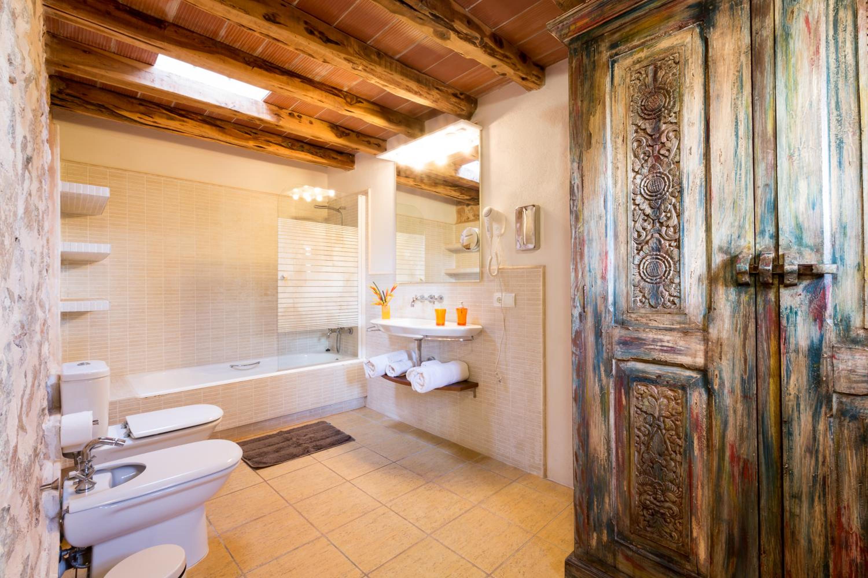 Seven-Bedroom House photo 3