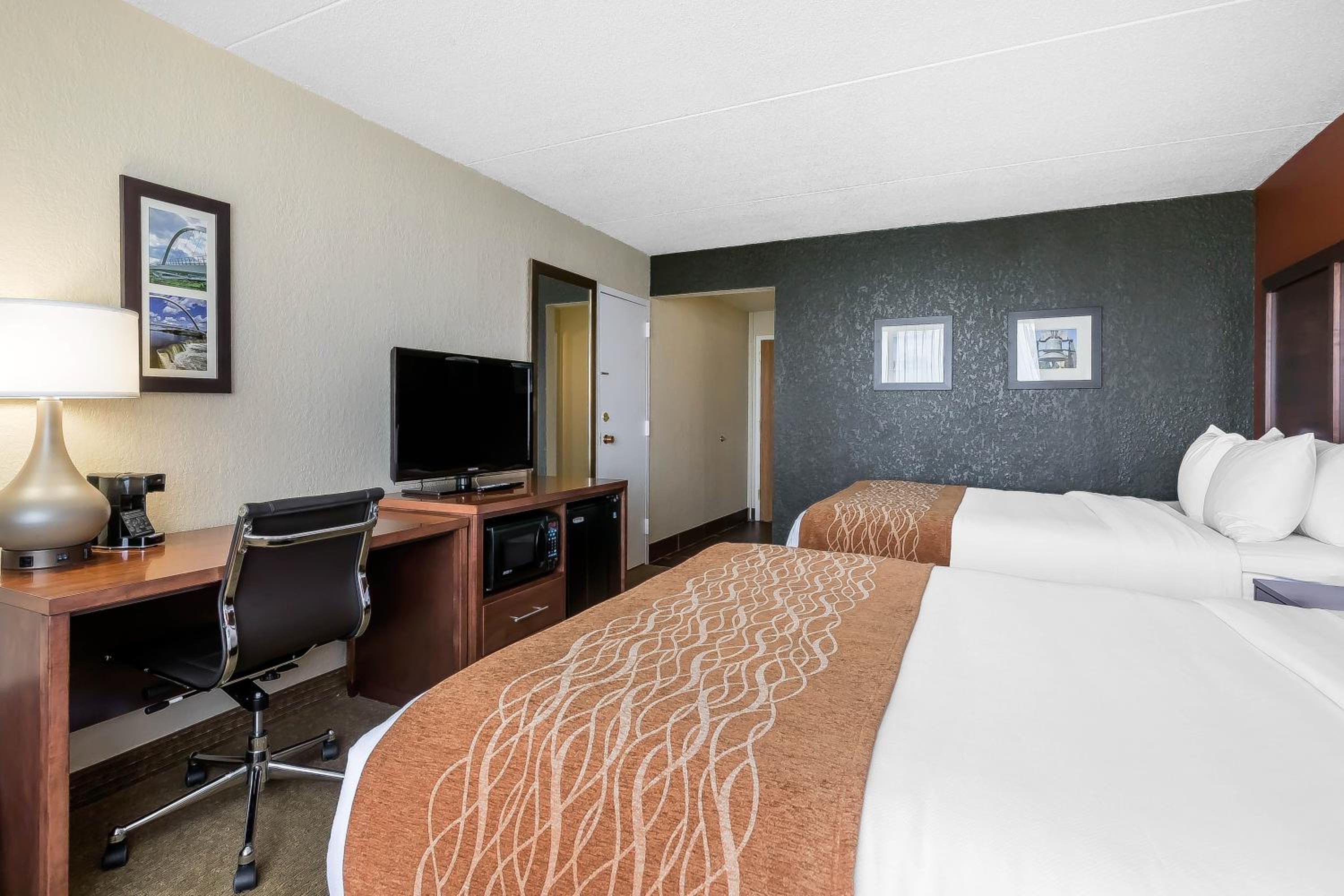 Standard Queen Room with Two Queen Beds - Photo 5