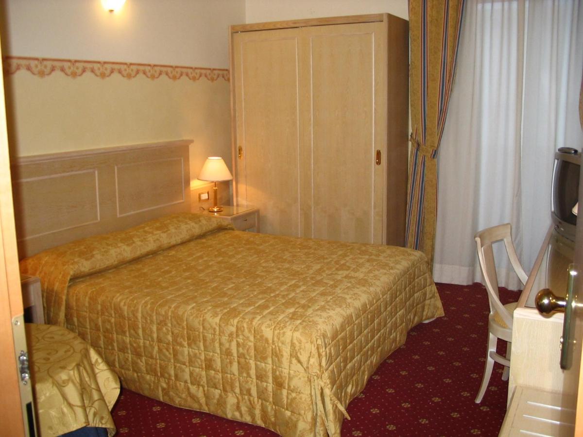 Double or Twin Room with Balcony - Photo 3