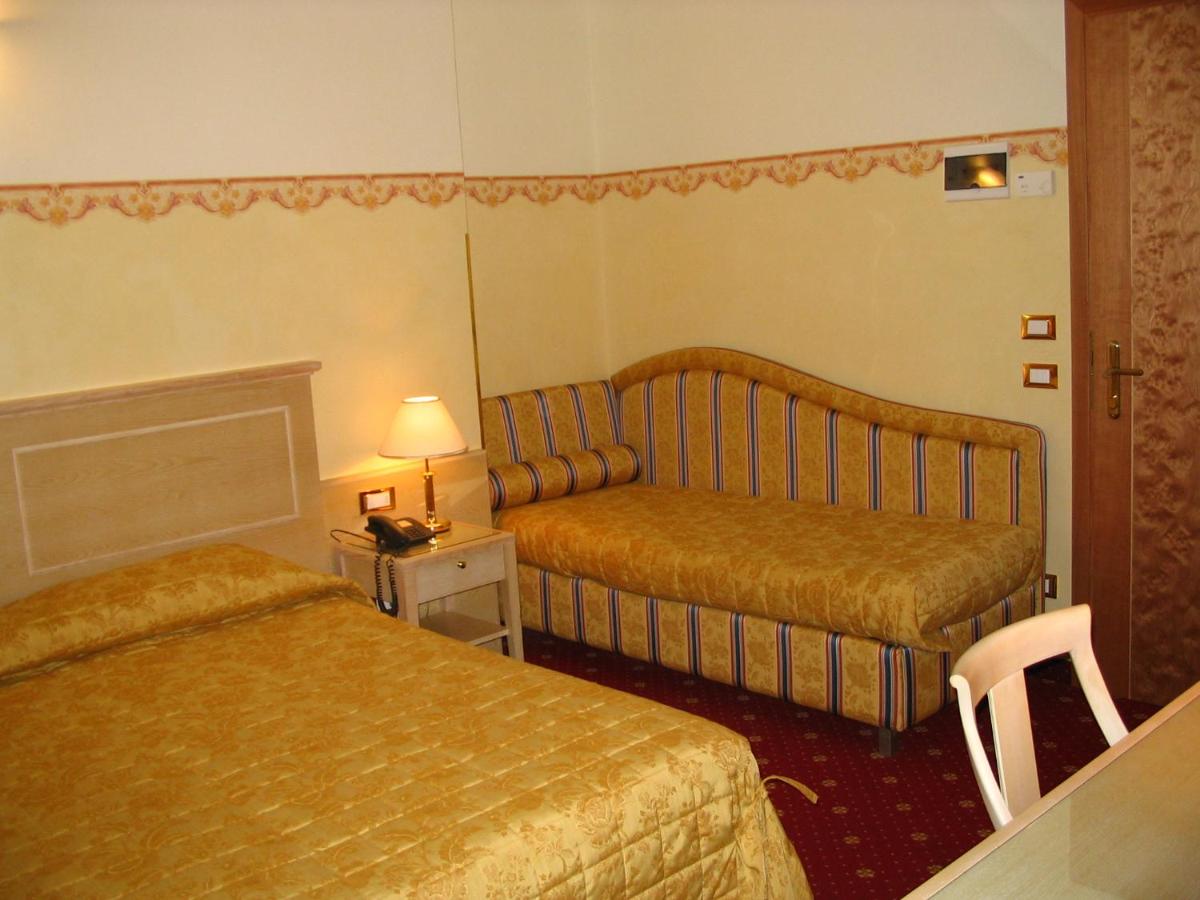 Triple Room with Sea View - Photo 4