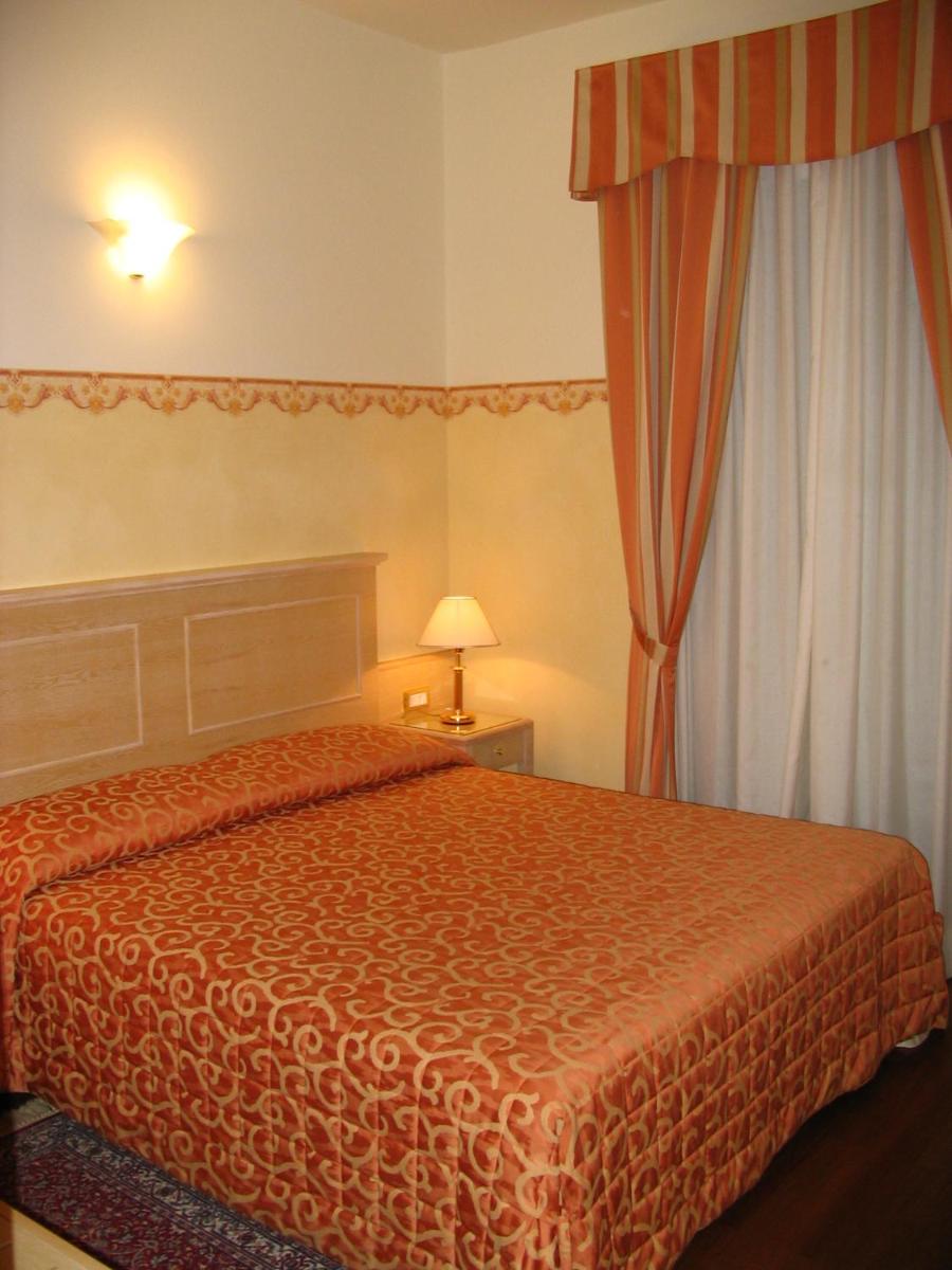 Double or Twin Room with Balcony - Photo 4