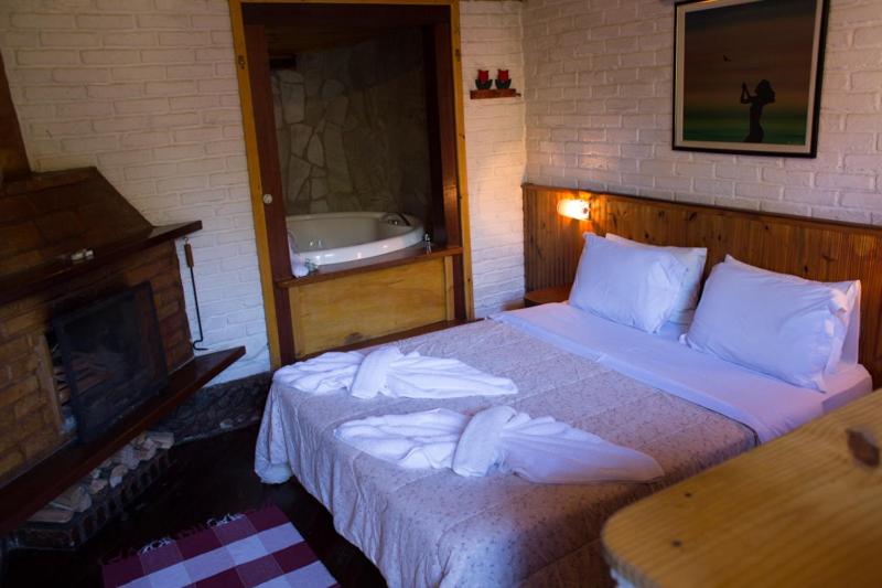 Deluxe Chalet with Hot Tub (2 Adults) photo 1