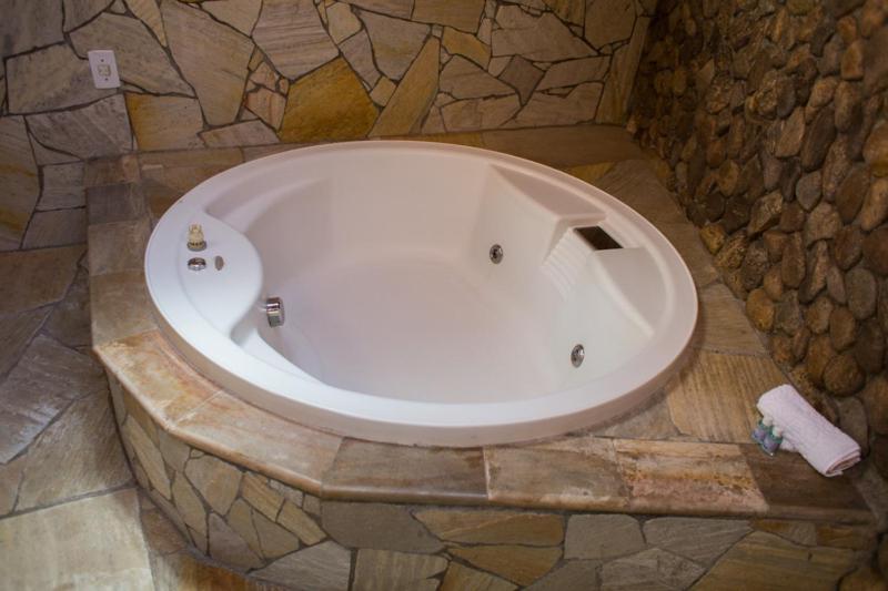 Deluxe Chalet with Hot Tub (2 Adults) photo 2