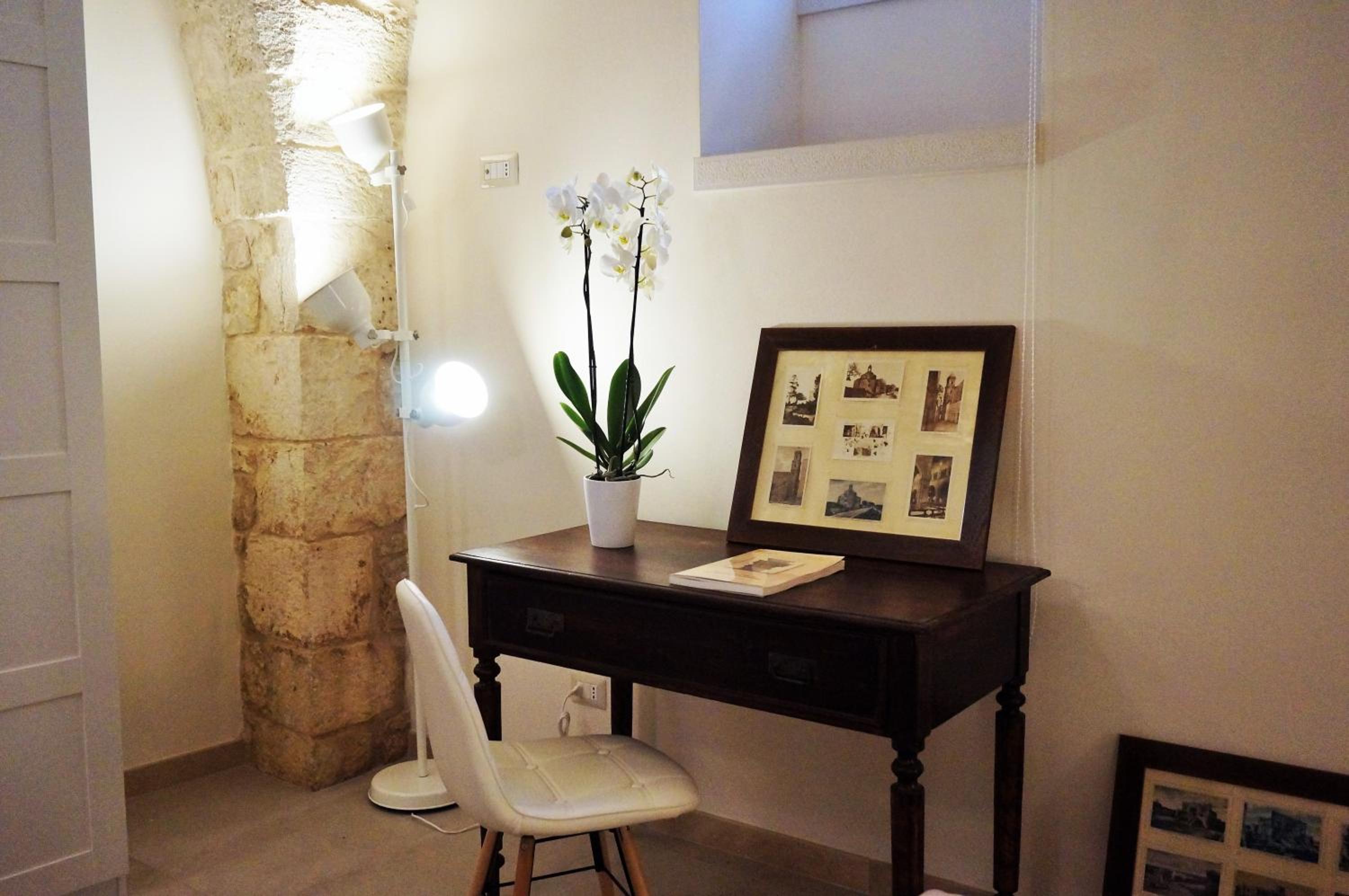 Deluxe Double Room with Shower - Photo 8
