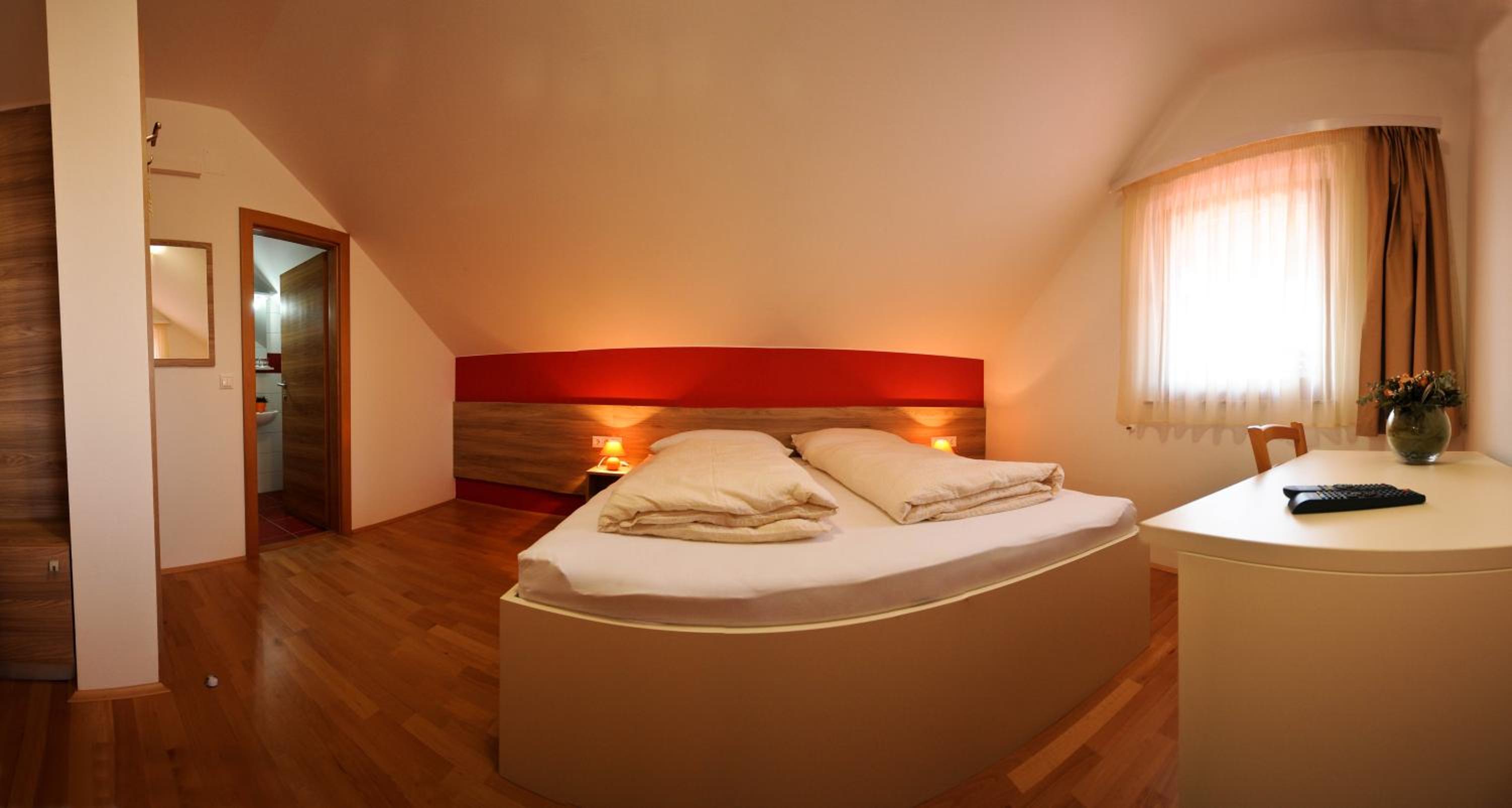 Double Room - Photo 15