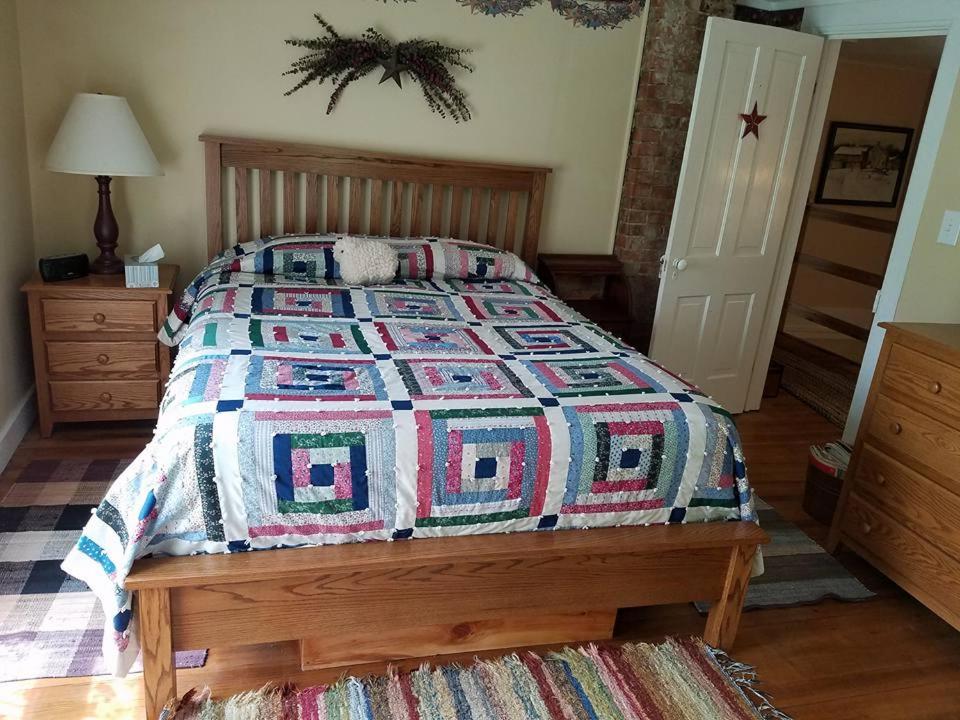 Double Room with Private Bathroom (Burgundy) photo 1