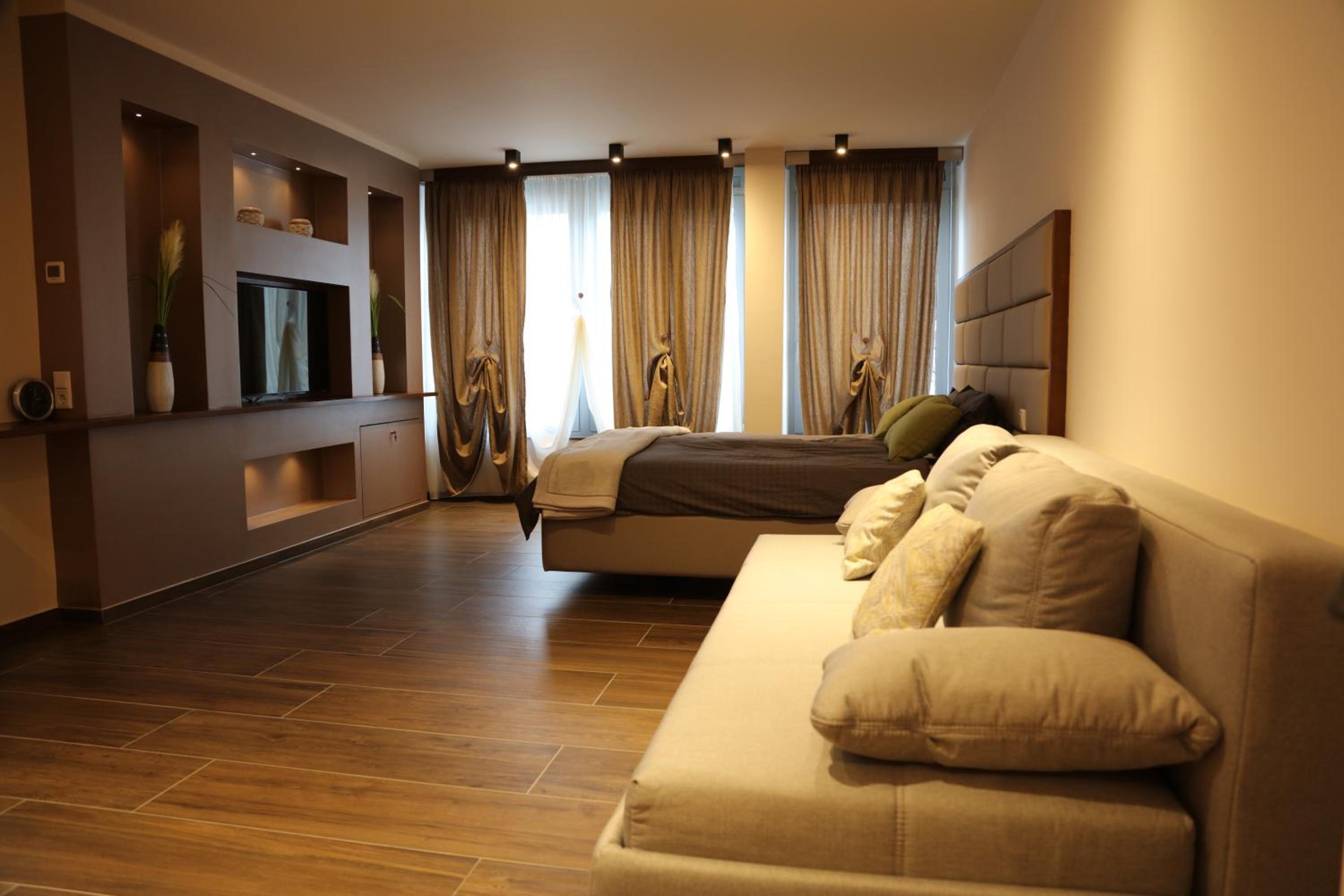 Deluxe Double Room (2 Adults + 1 Child) photo 1