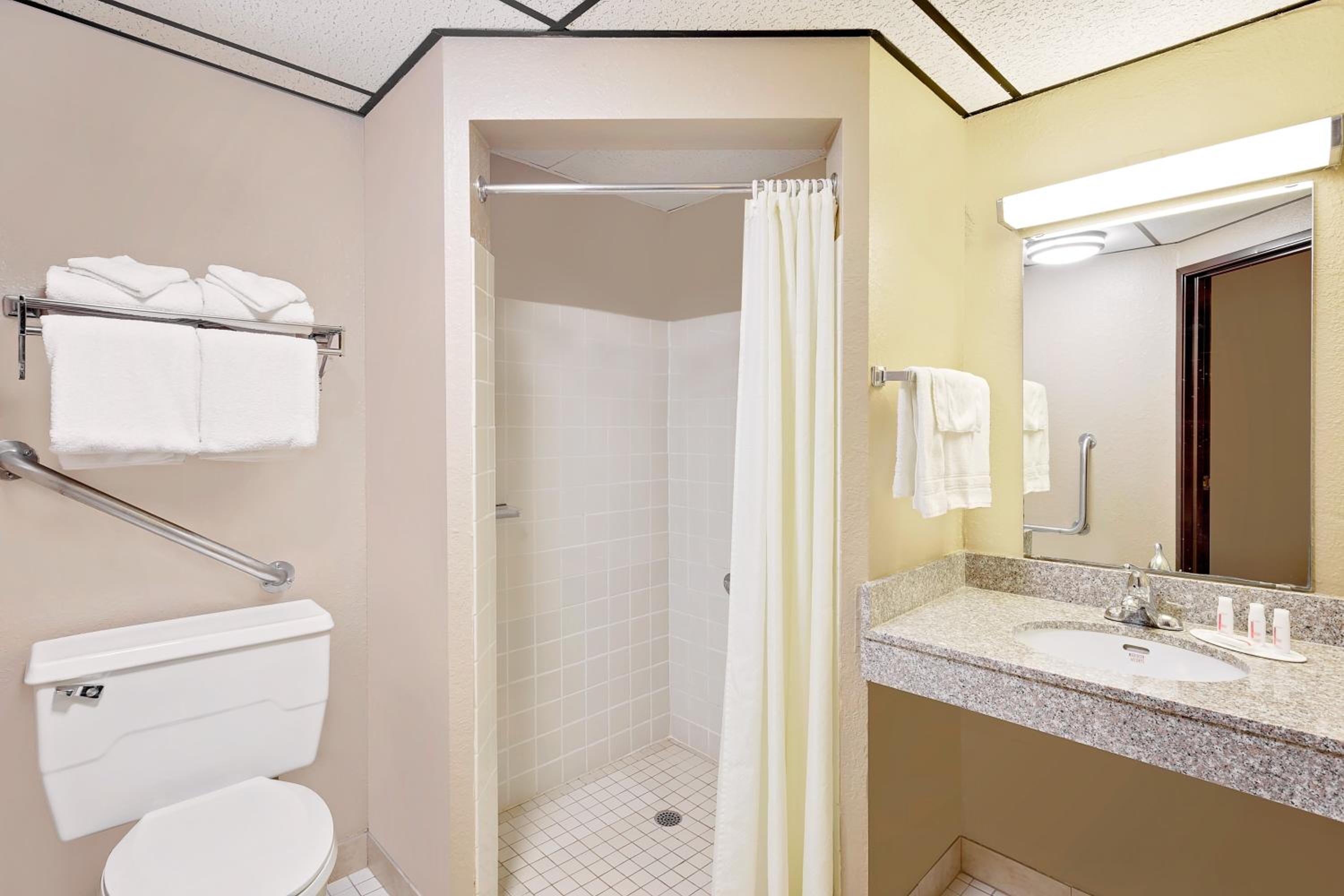 Queen Room with Two Queen Beds - Disability Access/Non-Smoking - Photo 4