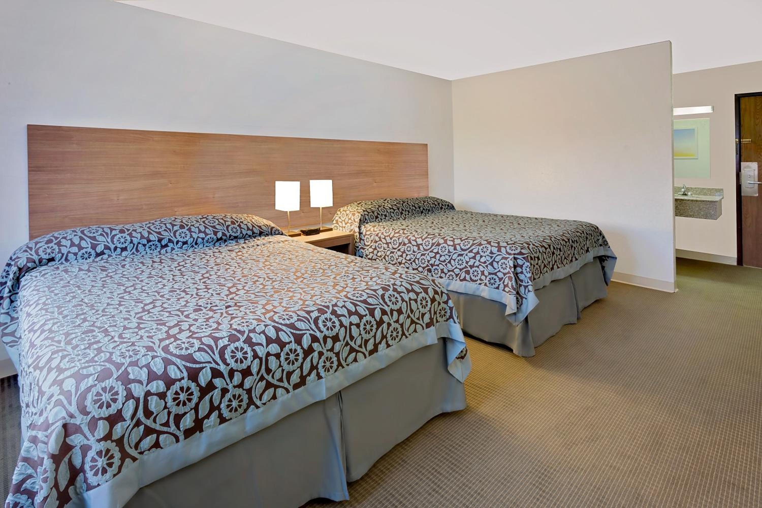 Queen Room with Two Queen Beds - Disability Access/Non-Smoking - Photo 3