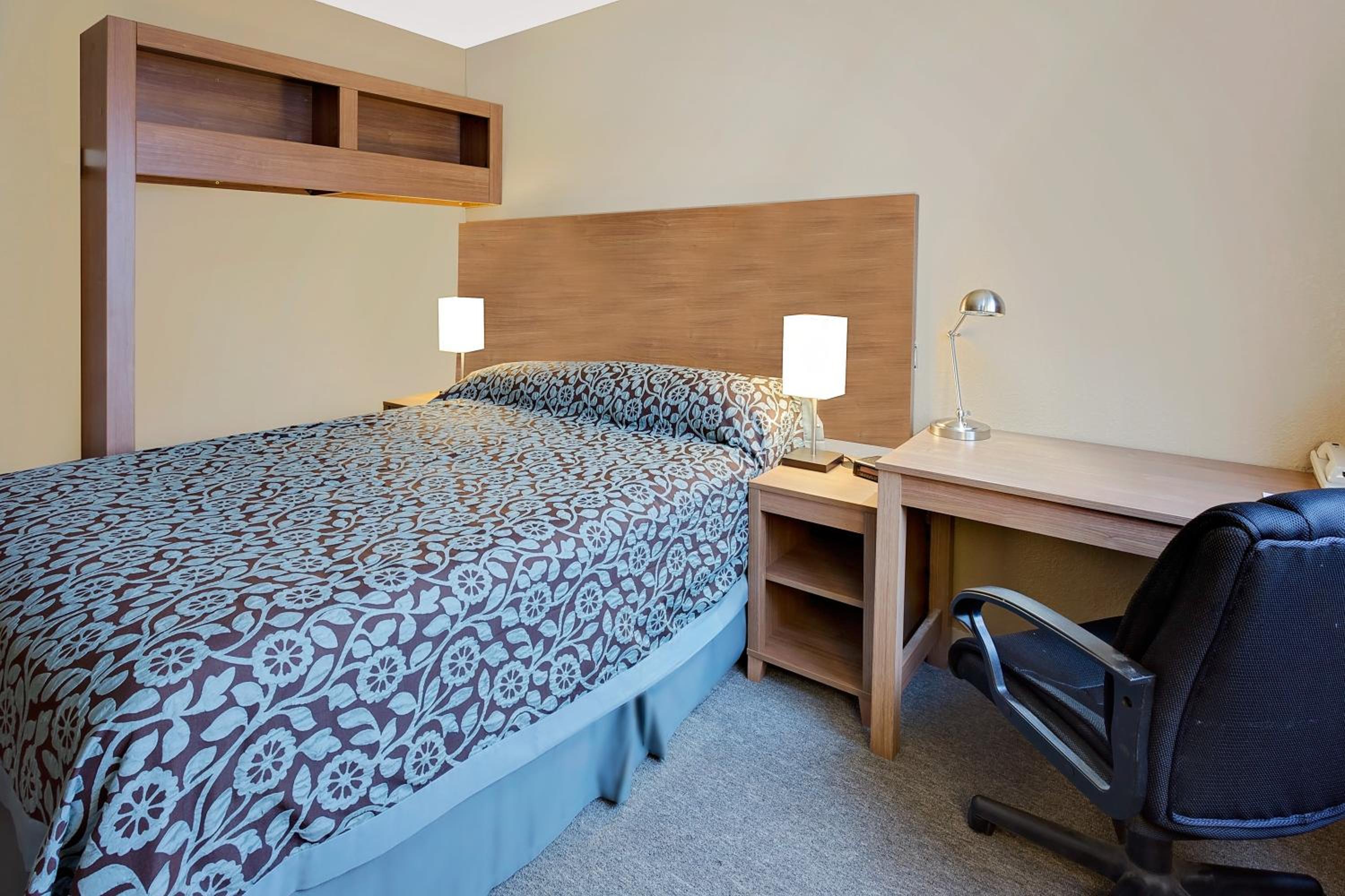 Queen Room - Non-Smoking - Photo 2