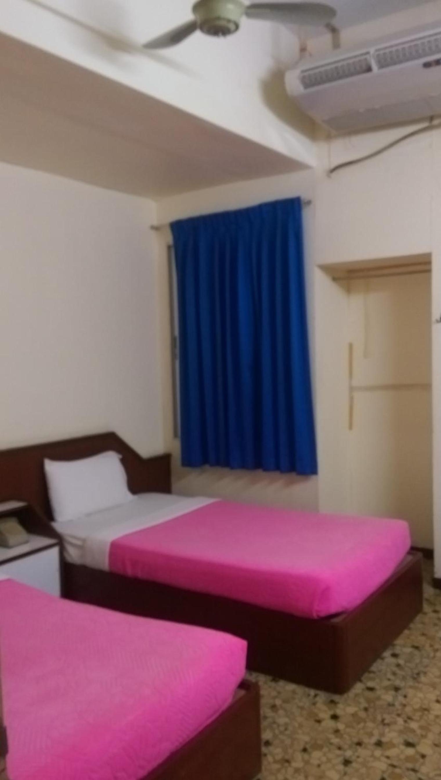Twin Room with Private Bathroom photo 3