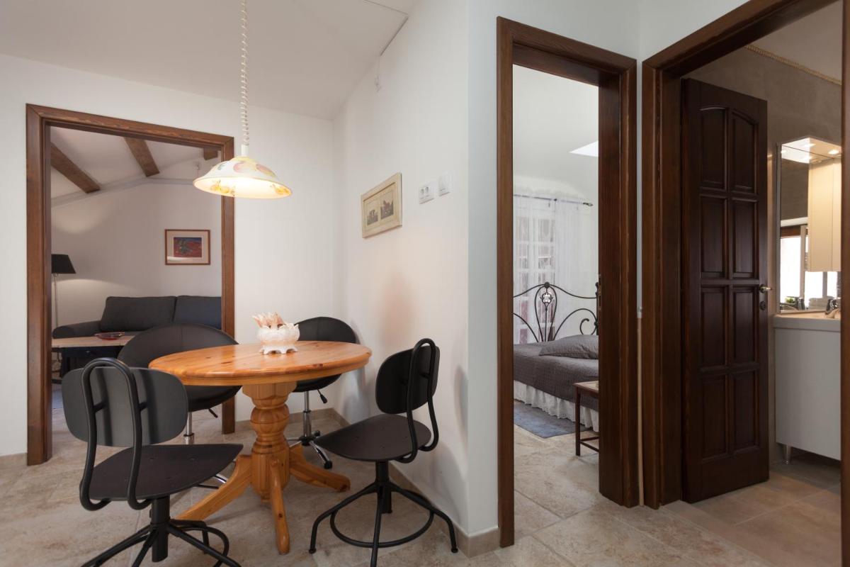 Apartment with Sea View - Photo 9