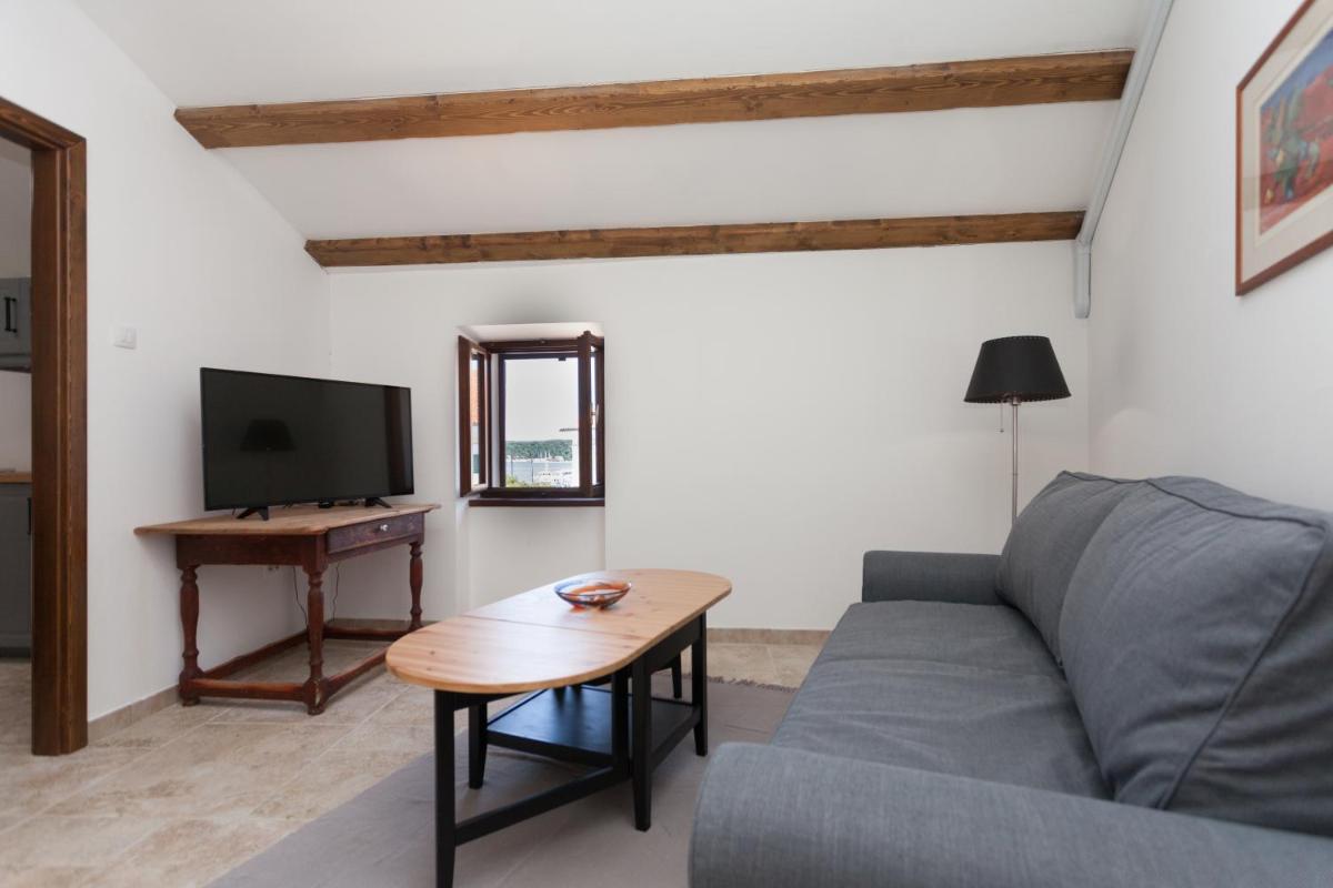 Apartment with Sea View - Photo 10