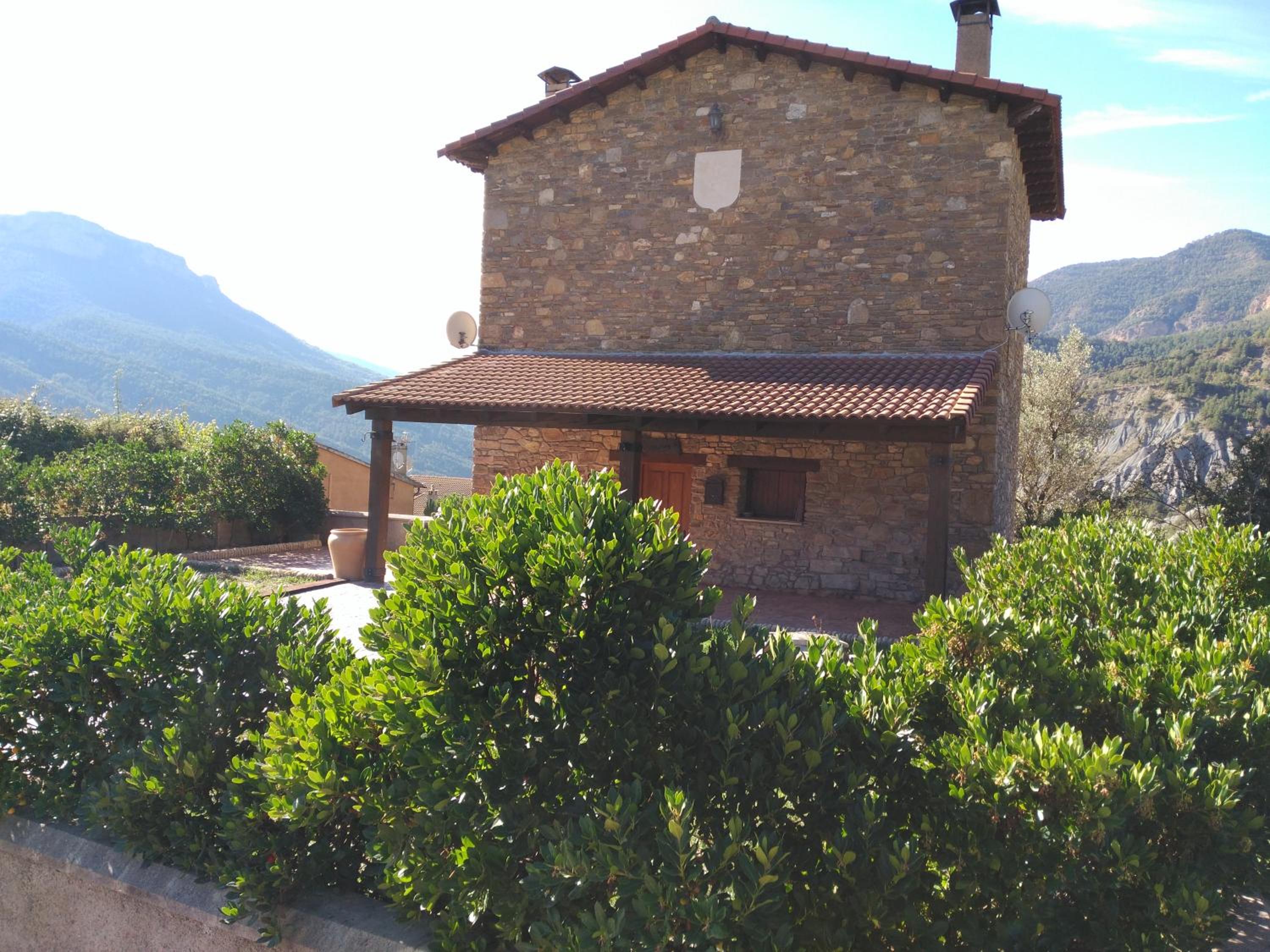 Three-Bedroom Apartment with Mountain View photo 2