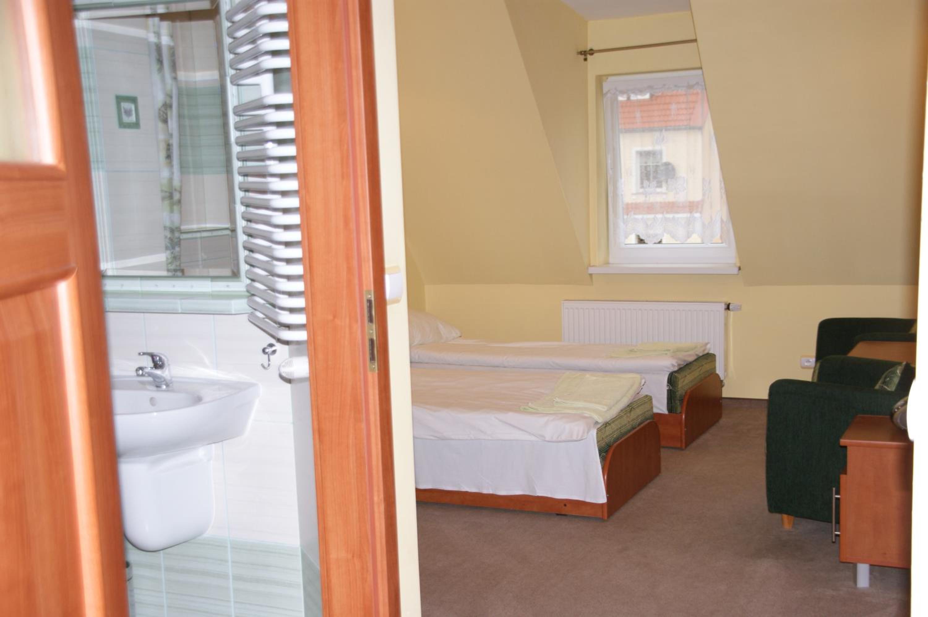 Twin Room with Shared Bathroom photo 2