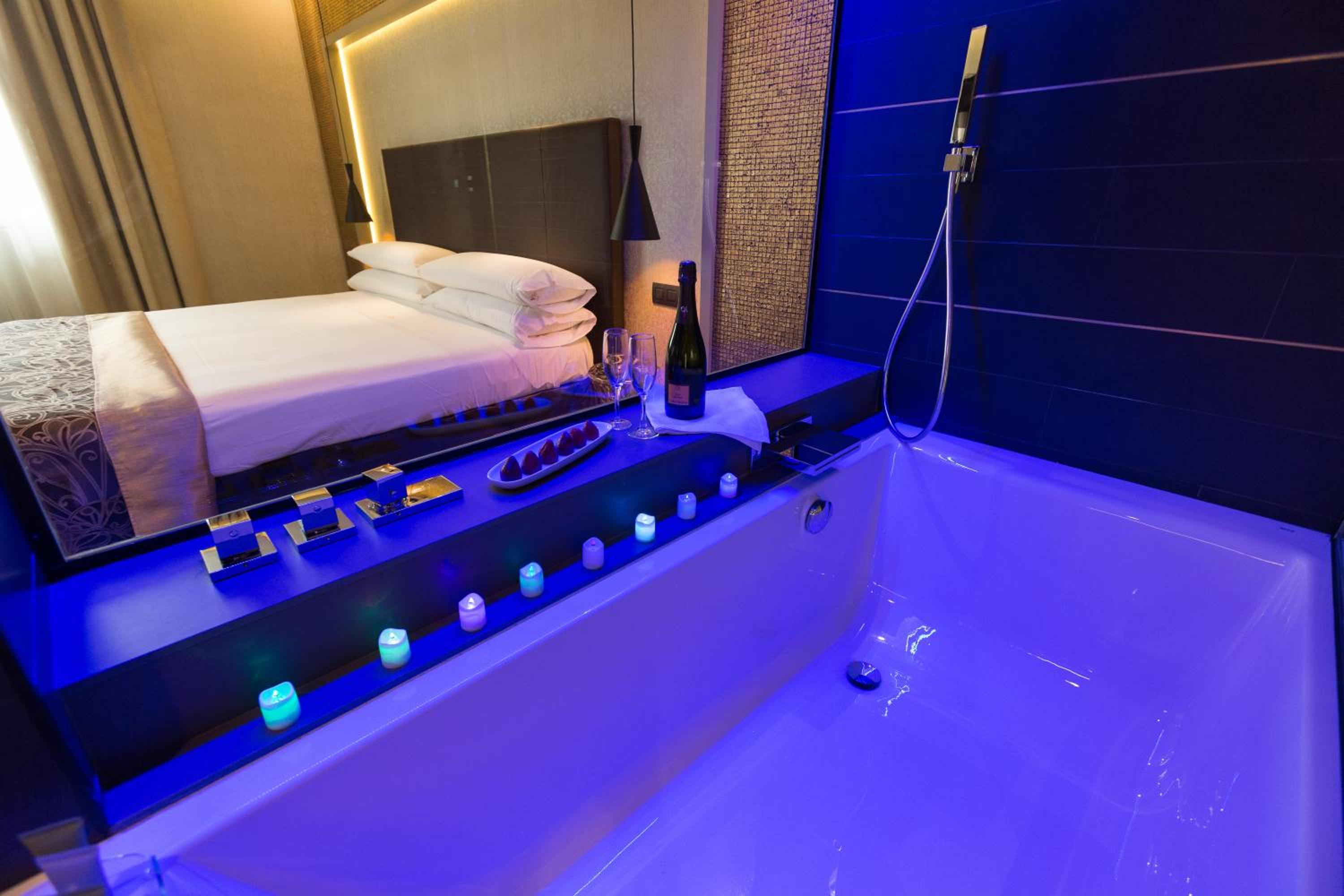 Superior Room with Bathtub - Photo 8