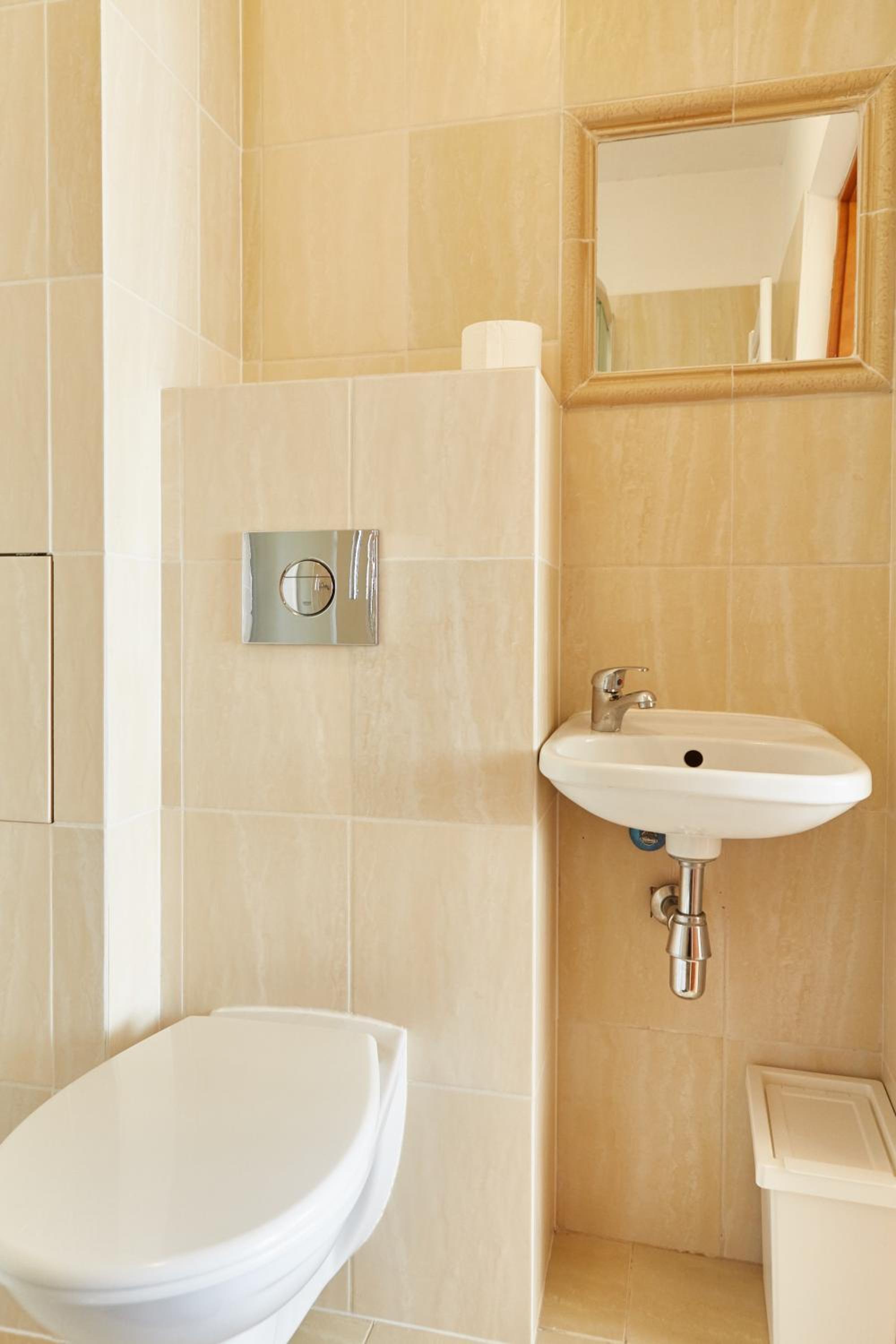 Double Room with Private Bathroom - Photo 2