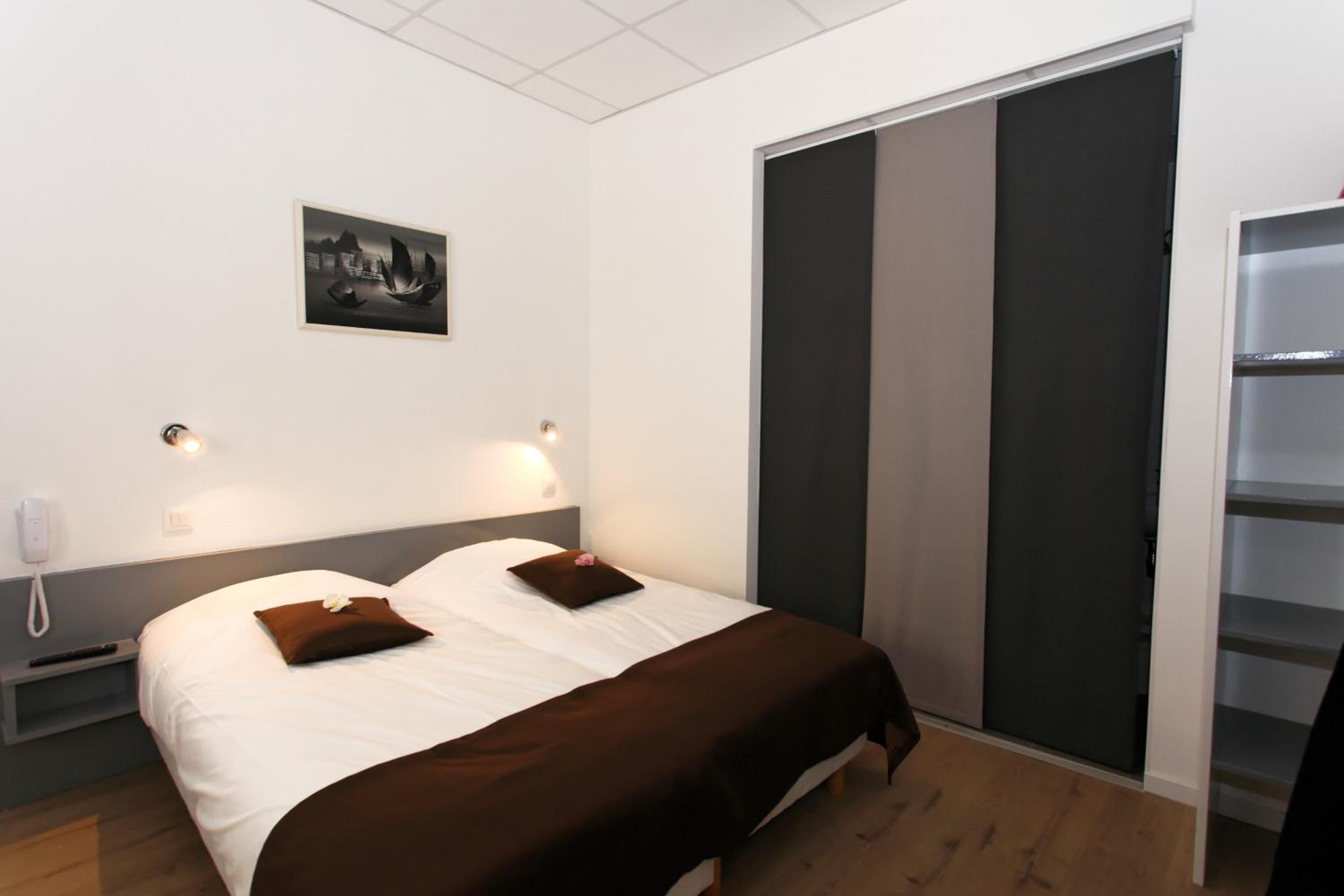 Twin Room thumbnail 5
