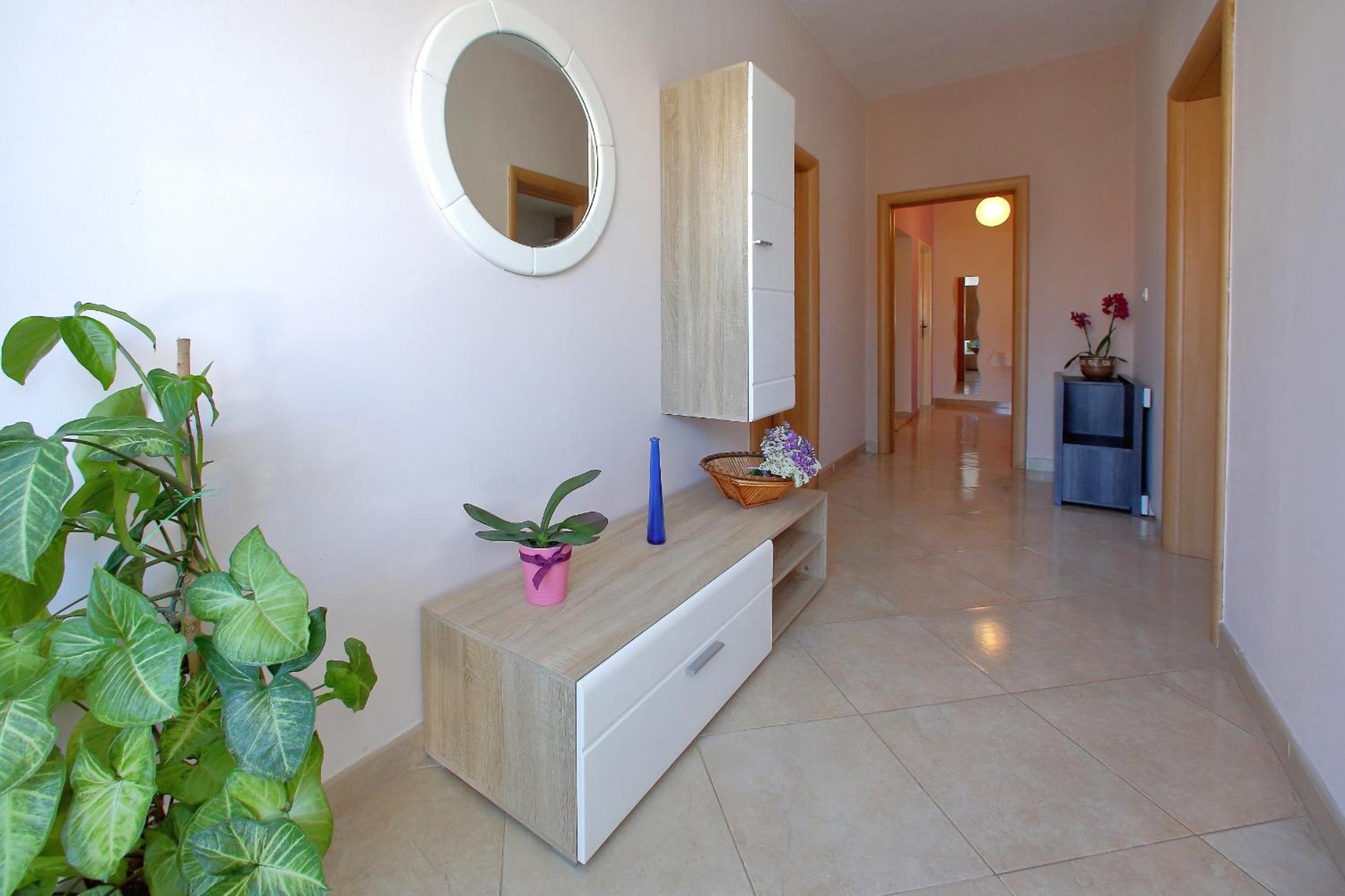 Apartment with Balcony - Photo 3