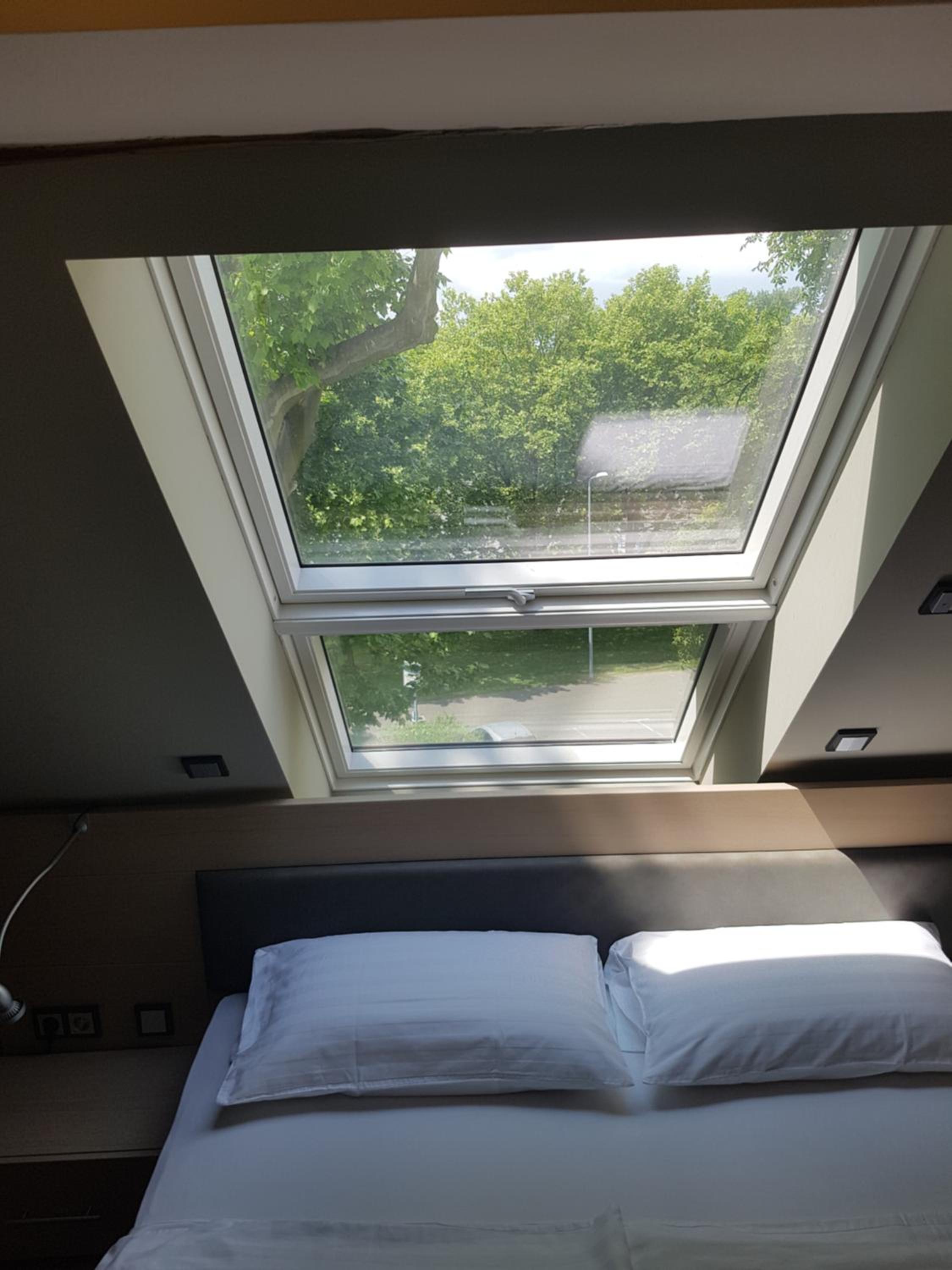 Standard Double Room - Photo 11