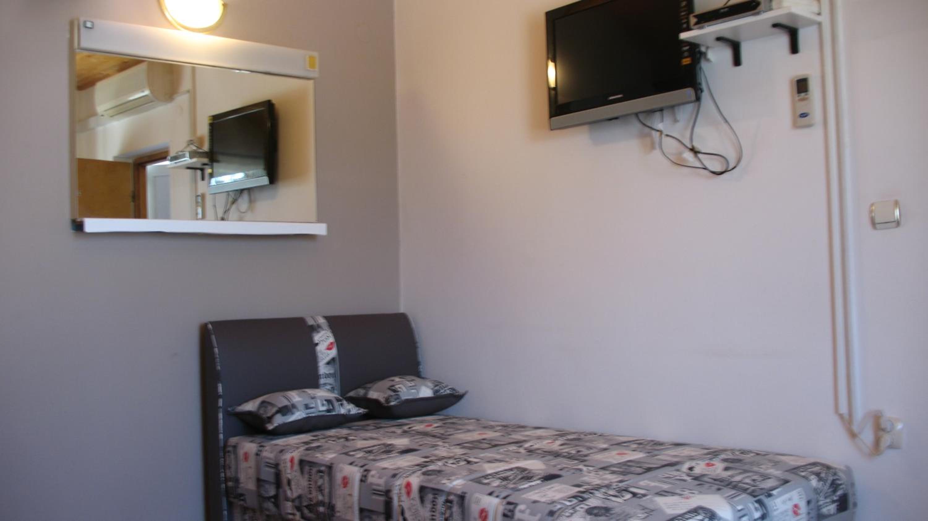 Studio with Balcony (3 Adults)  - Photo 12