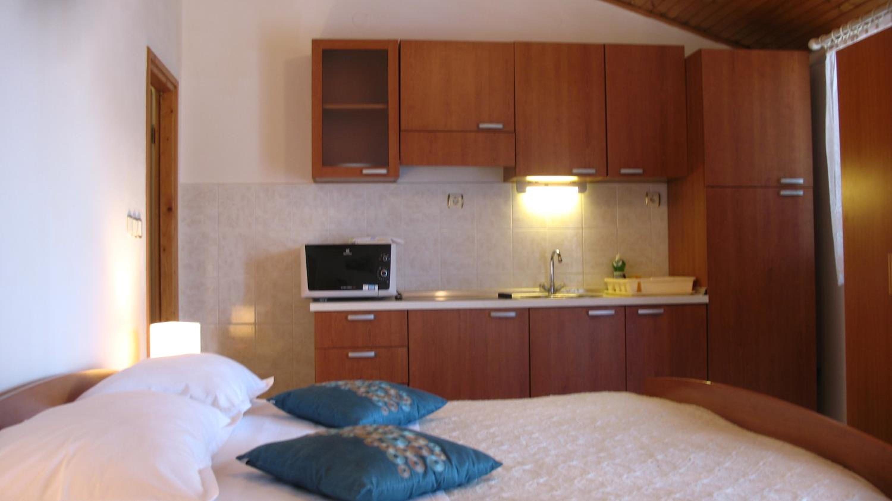 Studio with Balcony (3 Adults)  - Photo 4
