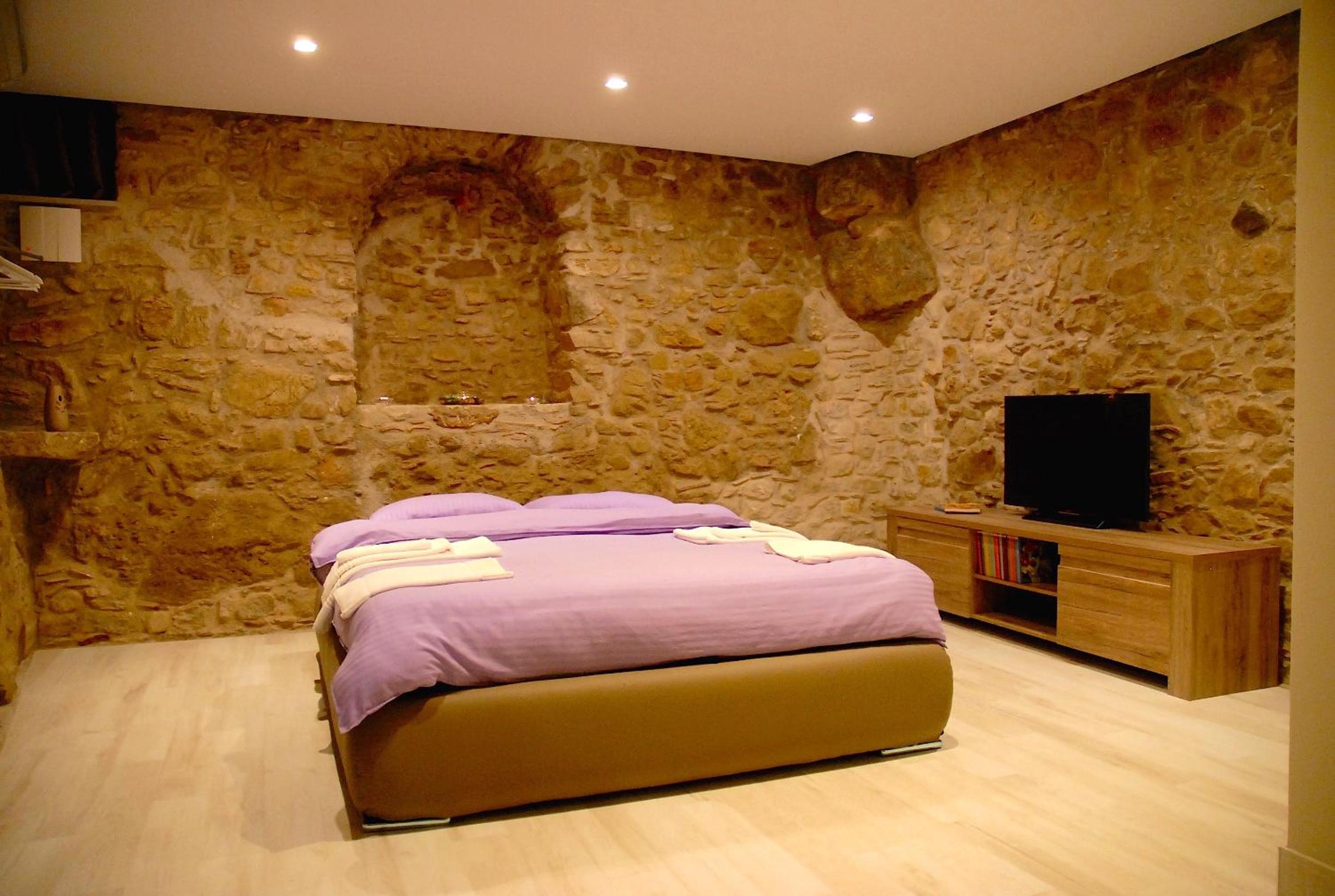 One-Bedroom House - Photo 14