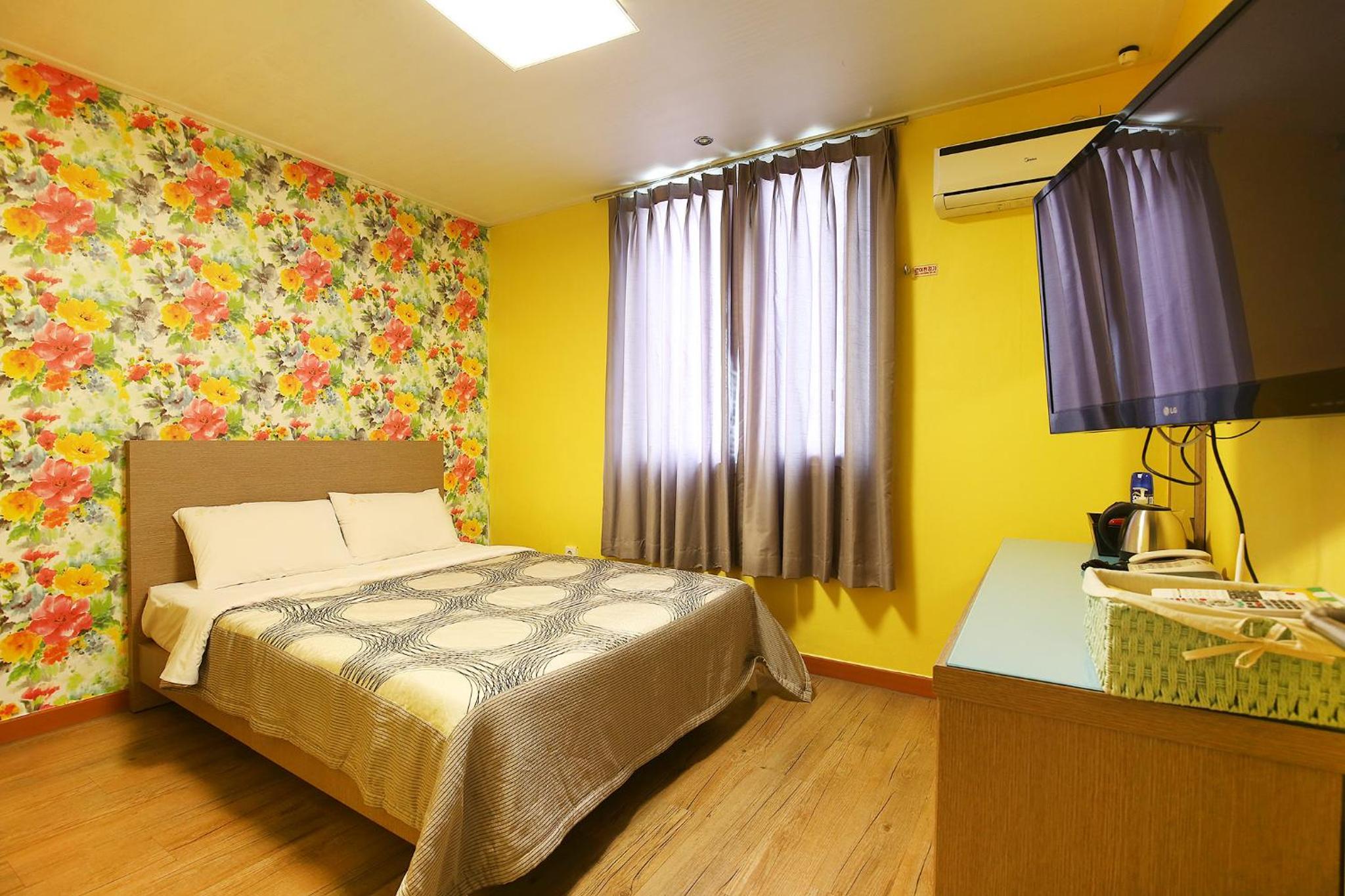 Standard Double Room - Photo 16