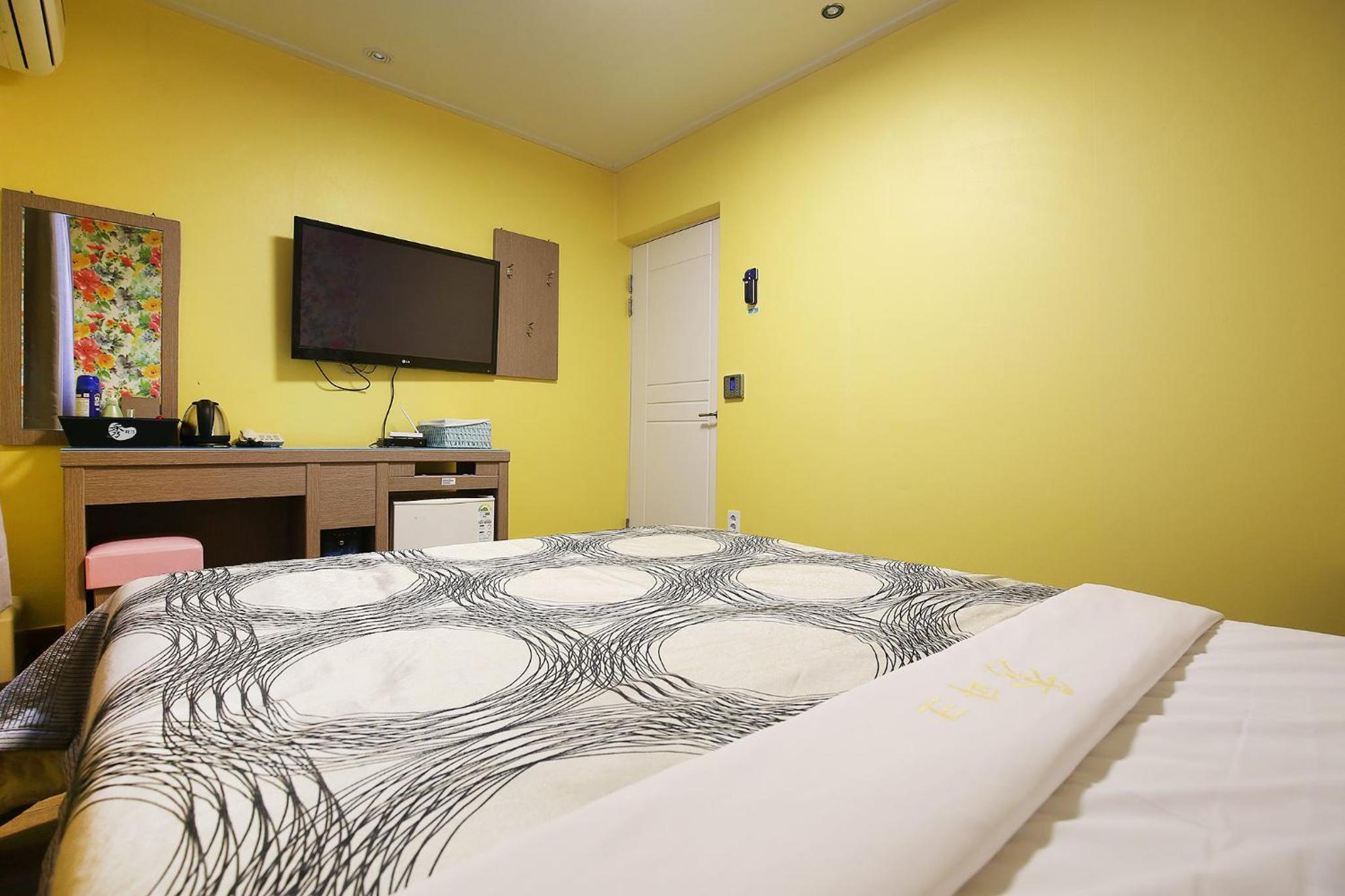 Standard Double Room - Photo 12