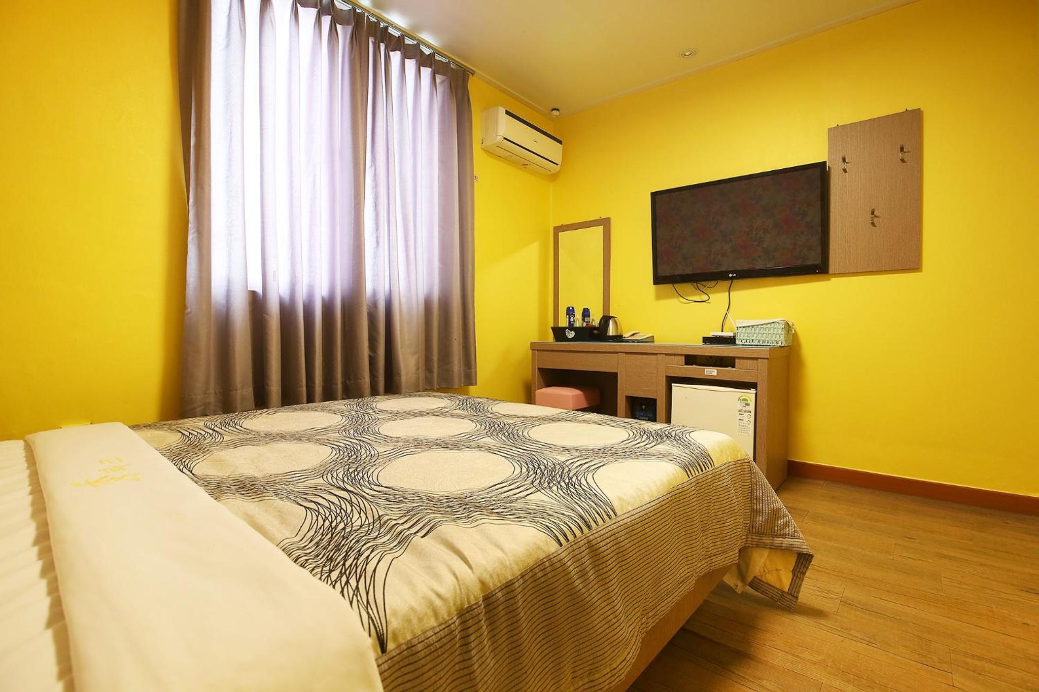 Standard Double Room - Photo 13