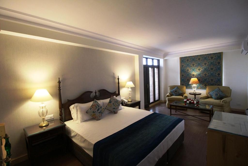 Luxury Room with Balcony - Photo 16