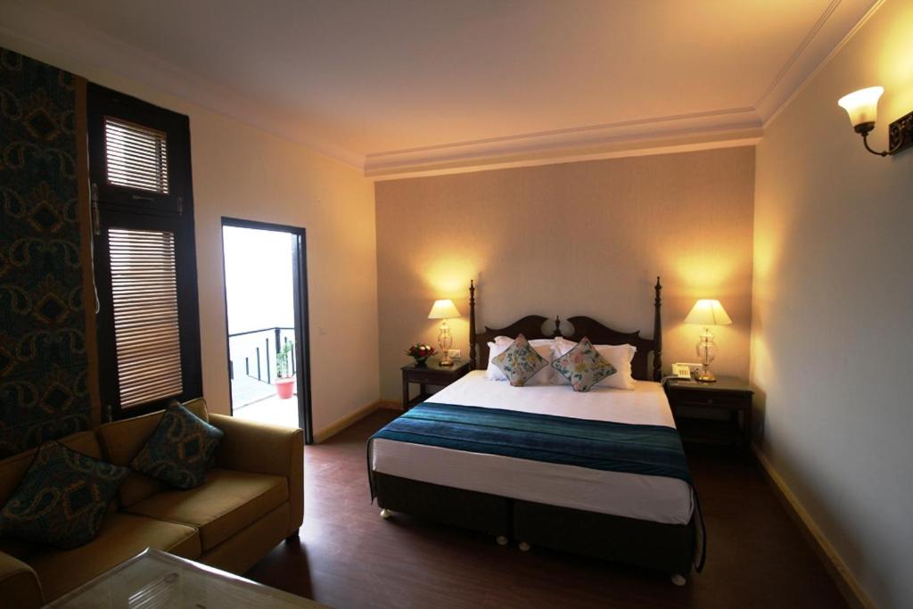 Luxury Room with Balcony - Photo 17