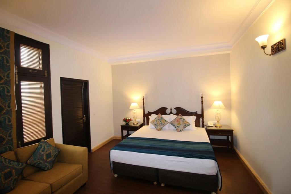 Luxury Room with Balcony - Photo 18