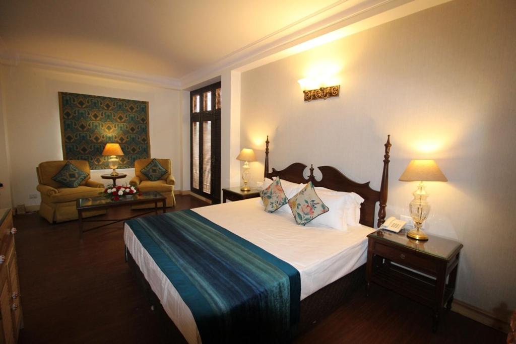 Luxury Room with Balcony - Photo 19