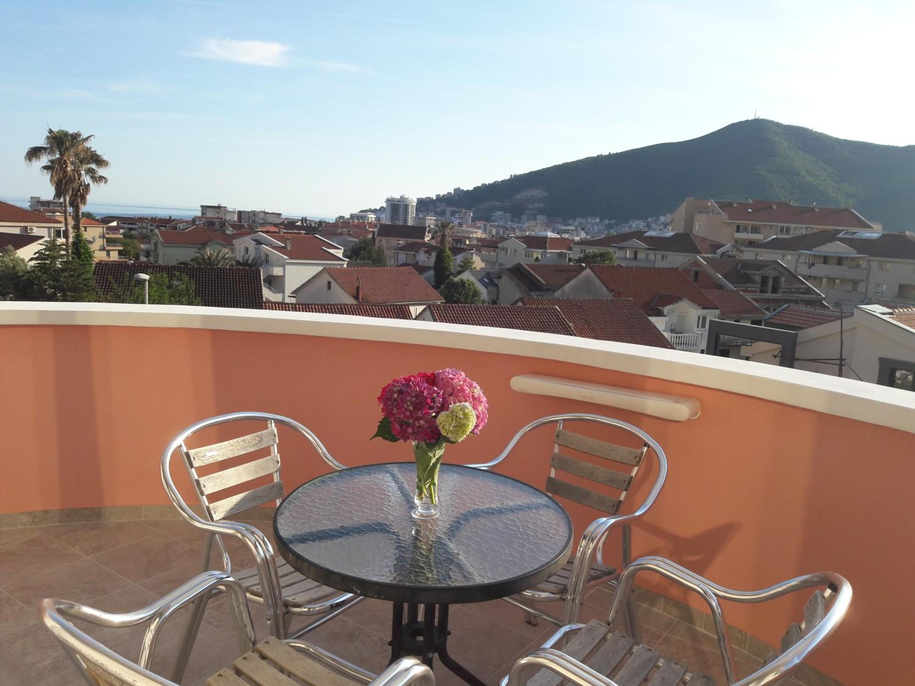 Suite with Balcony and Sea View - Photo 11