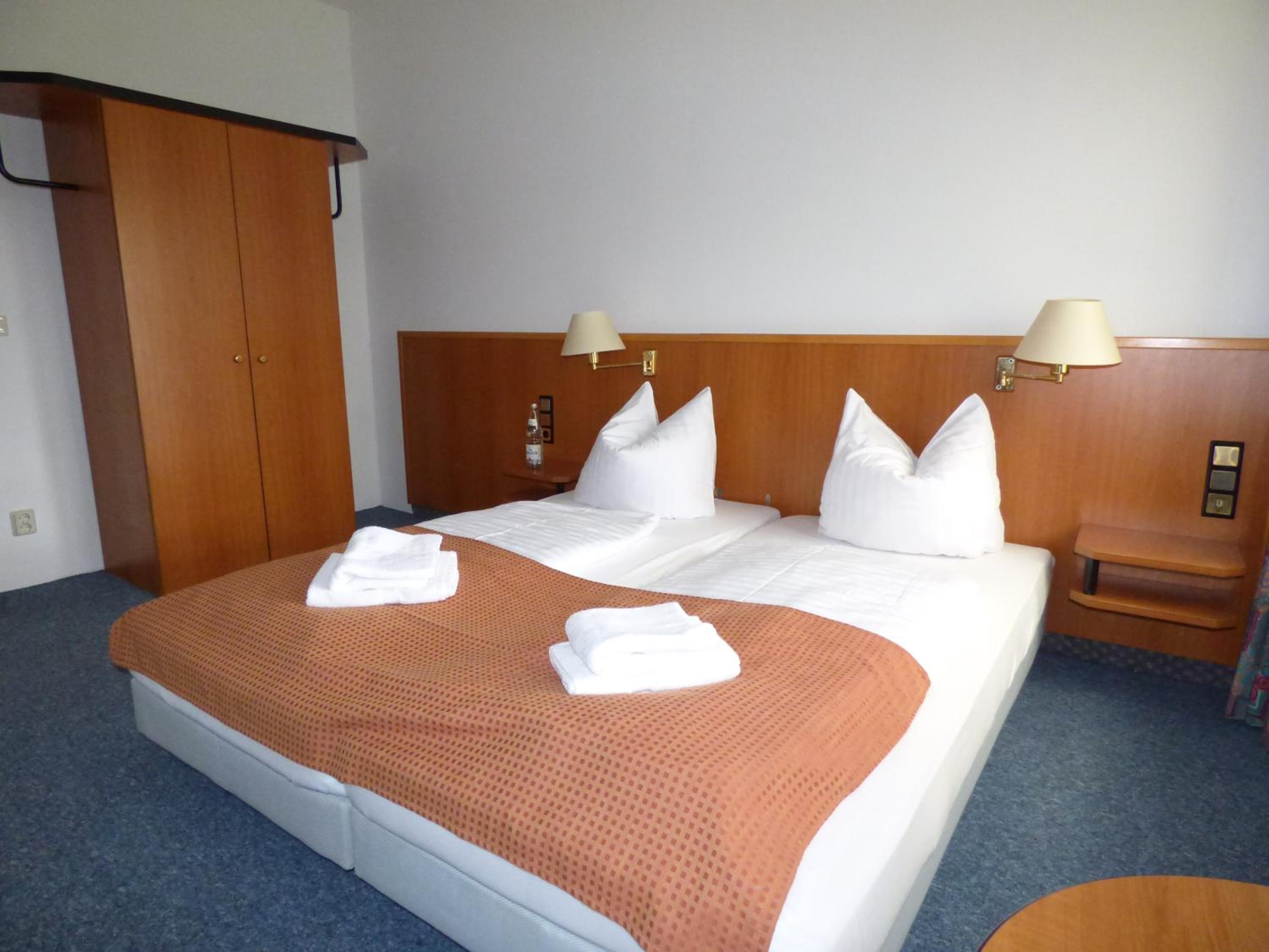 Single Room with Bathroom photo 2
